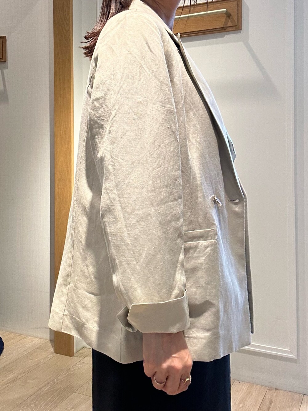 ベージュ系のテーラードジャケット、グリーン系のシャツ/ブラウス、ブラック系のスカートを着用したレディースの春コーディネートの6枚目の写真