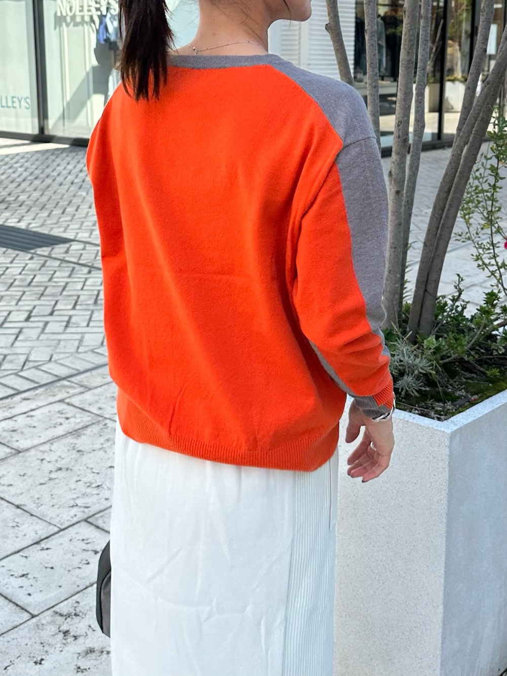 ブラウン系のニット/セーター、グレー系のスカート、ブラウン系のブルゾンを着用したレディースの秋コーディネートの7枚目の写真