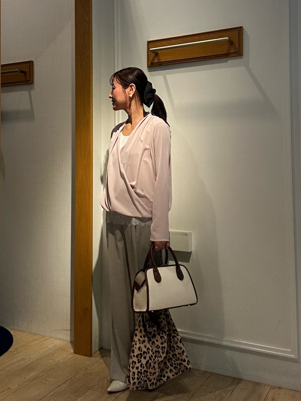 ホワイト系のTシャツ/カットソー、ベージュ系のその他パンツ、ベージュ系のノーカラージャケットを着用したレディースの春コーディネートの2枚目の写真