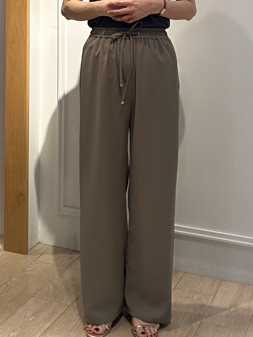 ホワイト系のシャツ/ブラウス、グリーン系のその他パンツ、ホワイト系のボストンバッグを着用したレディースの春コーディネートの7枚目の写真