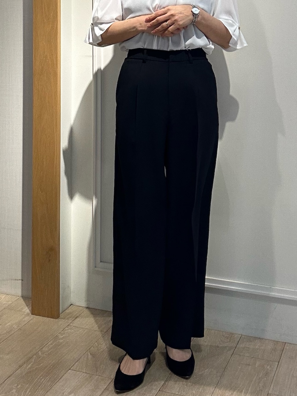 「春めき満開コーデ、春服、おでかけコーデ、ワントーンコーデ、スーツ、スーツスタイル、スーツコーデ、パンツスタイル、パンツ、パンツコーデ、ブラックスーツ、低身長、低身長コーデ、お仕事、お仕事コーデ」｜「NOLLEY'S LIGHTの《セットアップ対応》UVカットライトツイル ノーカラージャケット（ノーカラージャケット、ブラック系）」を使った、daimonさん（骨格ナチュラル・レディース・154cm）の春コーディネートの8枚目の写真