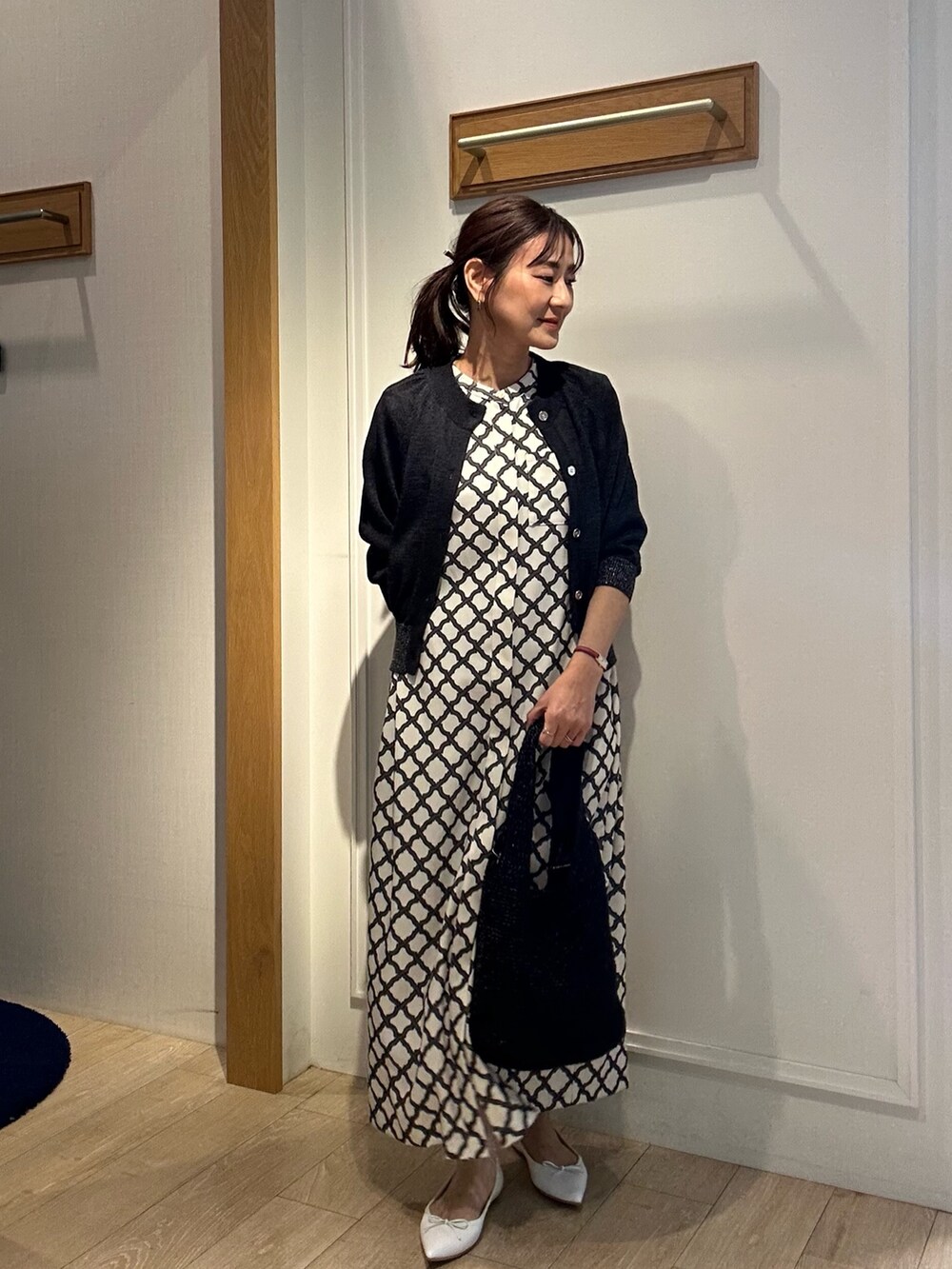「春色、春めき満開コーデ、大人カジュアル、お花見コーデ、大人女子、オトナカワイイ、デイリーカジュアル、お出かけコーデ、初春コーデ、オトナ女子、低身長コーデ、低身長女子、40代ファッション、カーディガンコーデ、ワンピース」｜「MICO COULIERのアイテム（カーディガン/ボレロ、ブラック系）」を使った、daimonさん（骨格ナチュラル・レディース・154cm）の春コーディネートの2枚目の写真