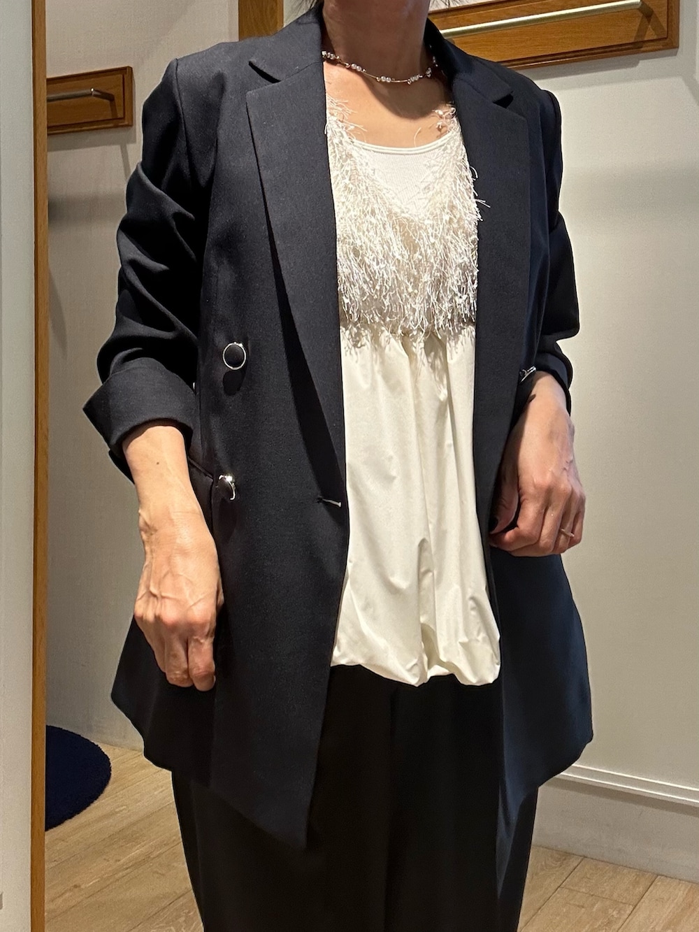 ブルー系のテーラードジャケット、ホワイト系のシャツ/ブラウス、ブルー系のその他パンツを着用したレディースの冬コーディネートの5枚目の写真