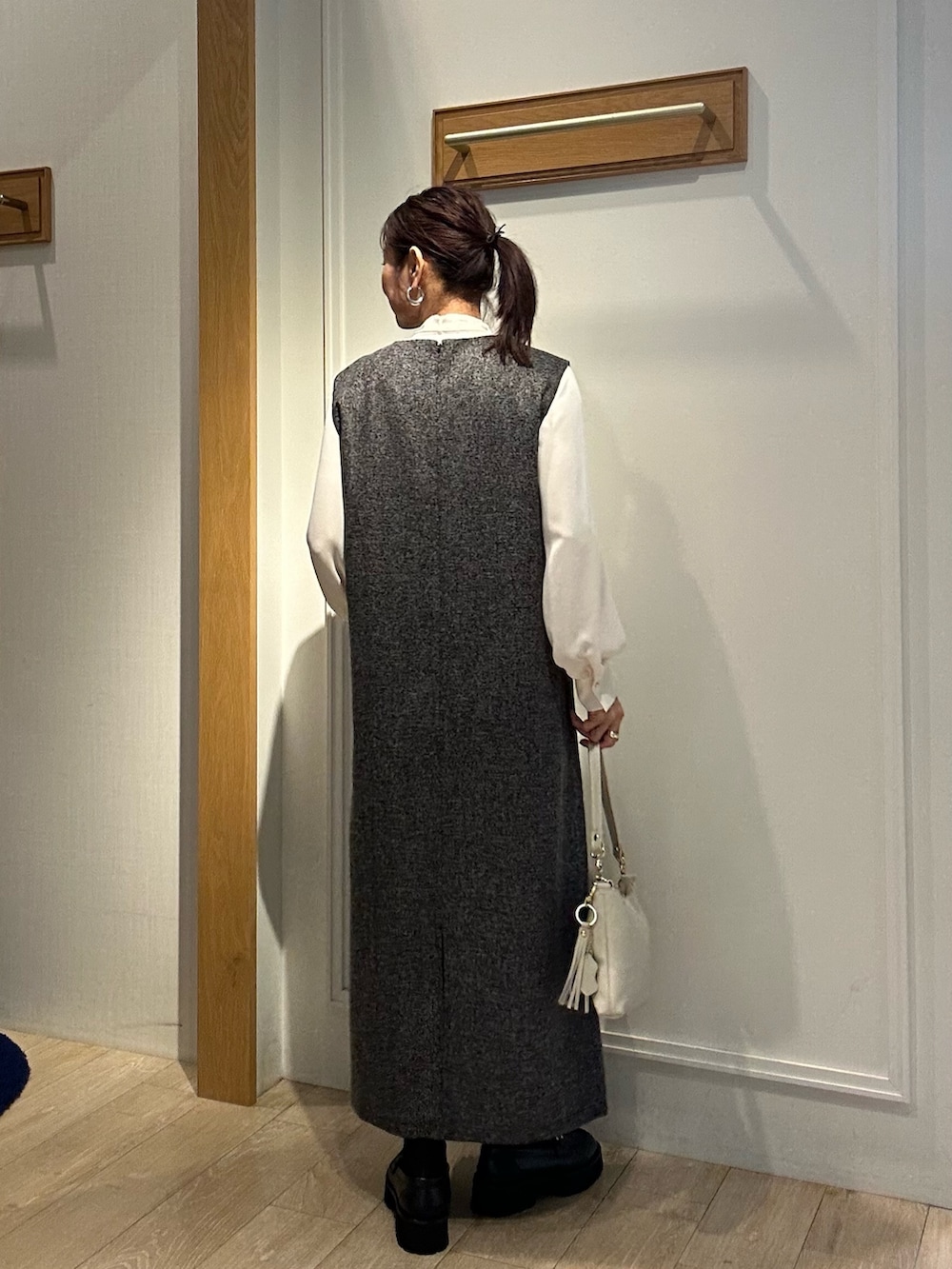 グレー系のワンピース、ホワイト系のシャツ/ブラウスを着用したレディースの秋コーディネートの4枚目の写真