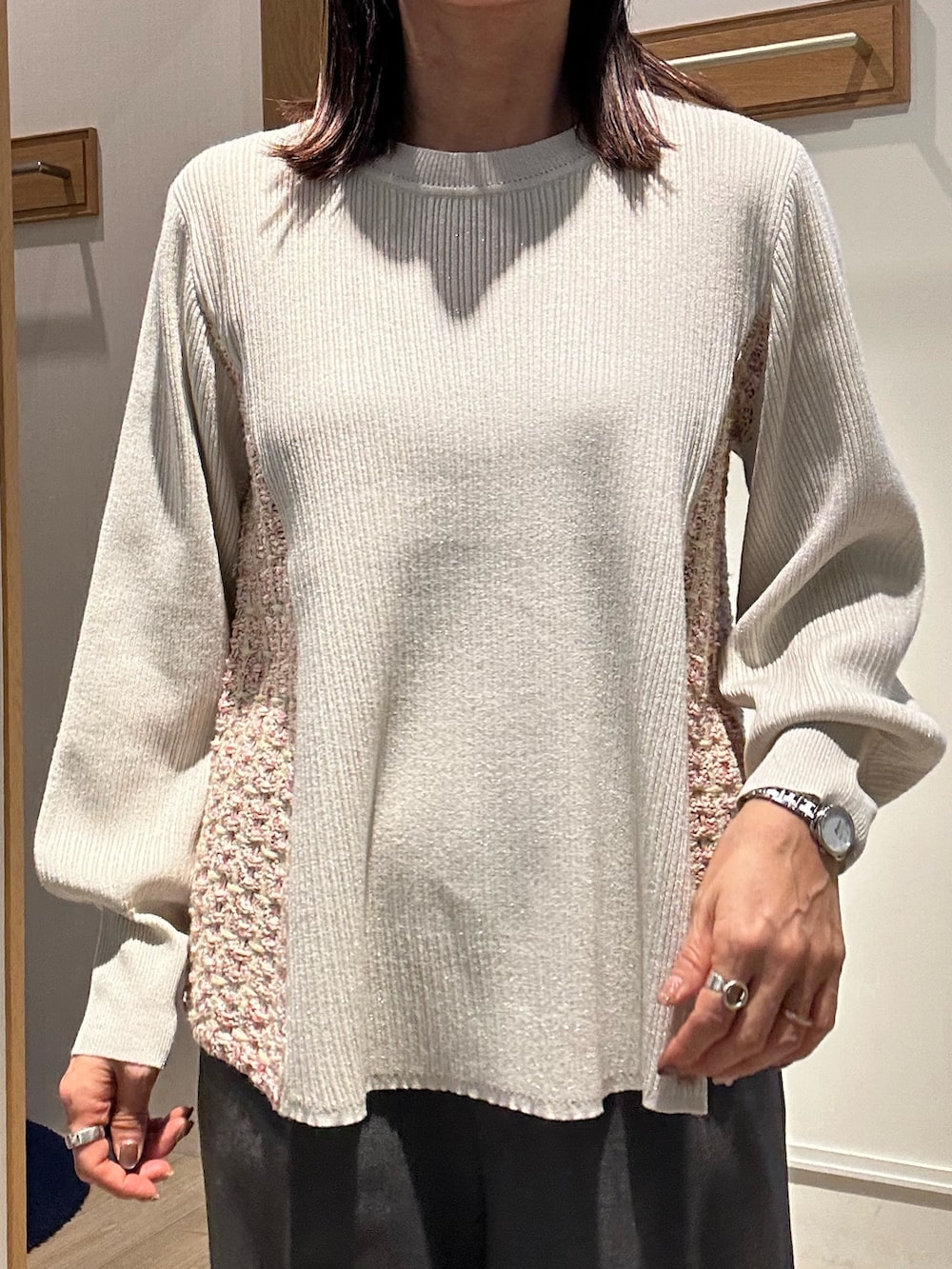 ホワイト系のニット/セーターを着用したレディースの冬コーディネートの9枚目の写真