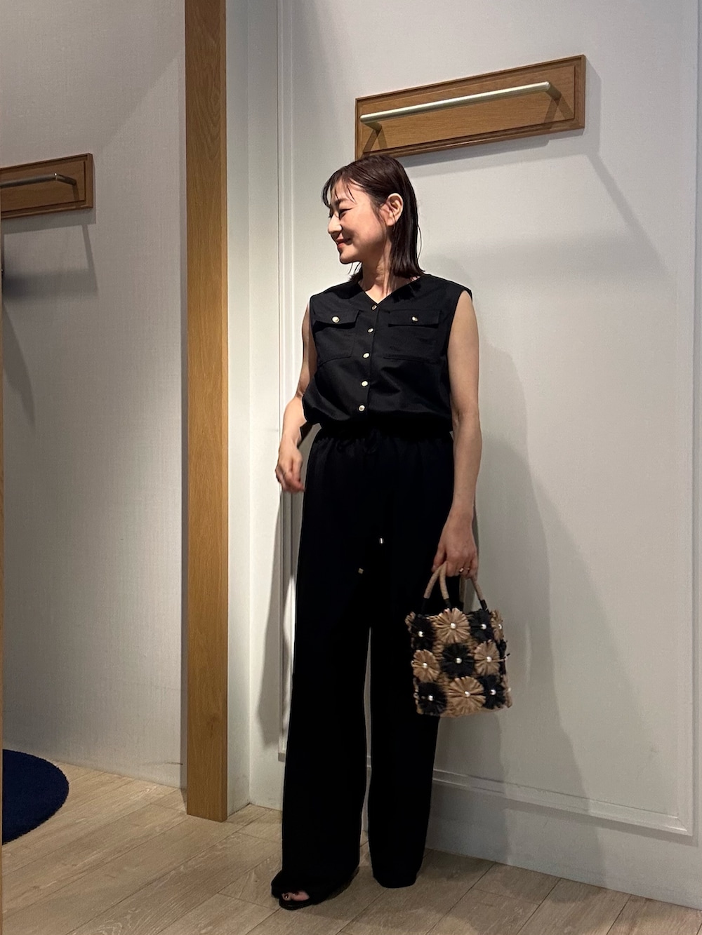 「サロペット、サロペットコーデ、オールインワンコーデ、オールインワン、サンダル、夏コーデ、オトナ女子、春ファッション、きれいめコーディネート、夏服、カジュアルスタイル、お仕事コーデ、通勤コーデ、授業参観日コーデ、初夏コーデ」｜「MICO COULIERのエステルカノコオールインワン（つなぎ/オールインワン、ブラック系）」を使った、daimonさん（レディース・154cm）の春コーディネートの2枚目の写真
