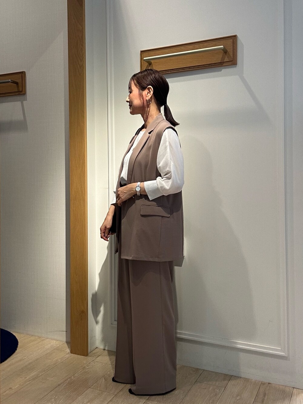 ブラック系のサンダル、ホワイト系のシャツ/ブラウス、イエロー系のテーラードジャケットを着用したレディースの夏コーディネートの2枚目の写真