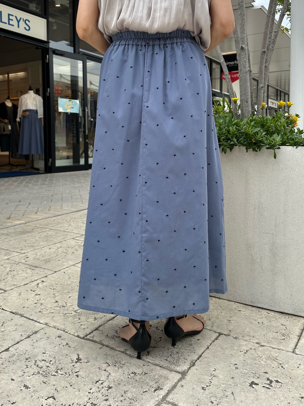 「サンダル、黒Tシャツ、低身長コーデ、春夏コーデ、大人カジュアルコーデ、楽チンコーデ、大人コーデ、夏、スカートコーデ、低身長女子、150cm台コーデ、大人カジュアル、大人ファッション、40代ファッション、ドットスカート」｜「fredy couleurのマチ付デザイン袖麻調カットT（Tシャツ/カットソー、ブラック系）」を使った、daimonさん（レディース・154cm）の夏コーディネートの10枚目の写真