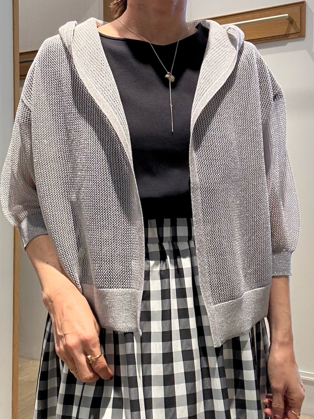 「モノトーン、サンダル、お出かけコーデ、夏服コーデ、大人コーデ、今日のコーデ、キレイめカジュアル、ガーリーコーデ、ワンピースコーデ、シンプルカジュアル、夏服、授業参観日コーデ、150cm台コーデ、低身長女子、ロングワンピース」｜「NOLLEY'S LIGHTのフードメッシュはおり（カーディガン/ボレロ、ベージュ系）」を使った、daimonさん（レディース・154cm）の春コーディネートの6枚目の写真