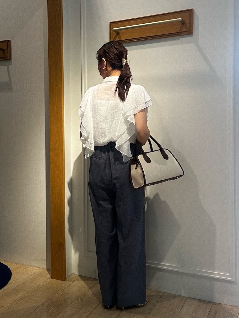 ホワイト系のシャツ/ブラウス、ブルー系のその他パンツ、ベージュ系のテーラードジャケットを着用したレディースの春コーディネートの3枚目の写真