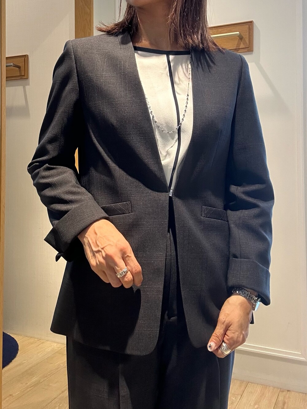 グレー系のノーカラージャケット、ホワイト系のシャツ/ブラウス、グレー系のその他パンツを着用したレディースの秋コーディネートの6枚目の写真