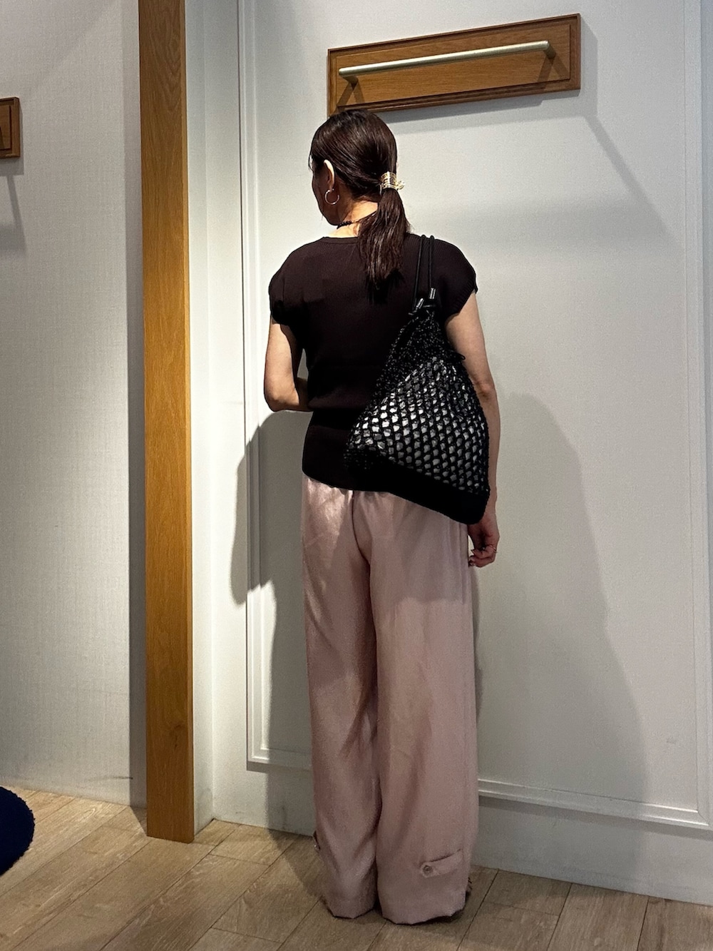 ブラウン系のカーディガン/ボレロ、グレー系のTシャツ/カットソー、ピンク系のその他パンツを着用したレディースの夏コーディネートの4枚目の写真