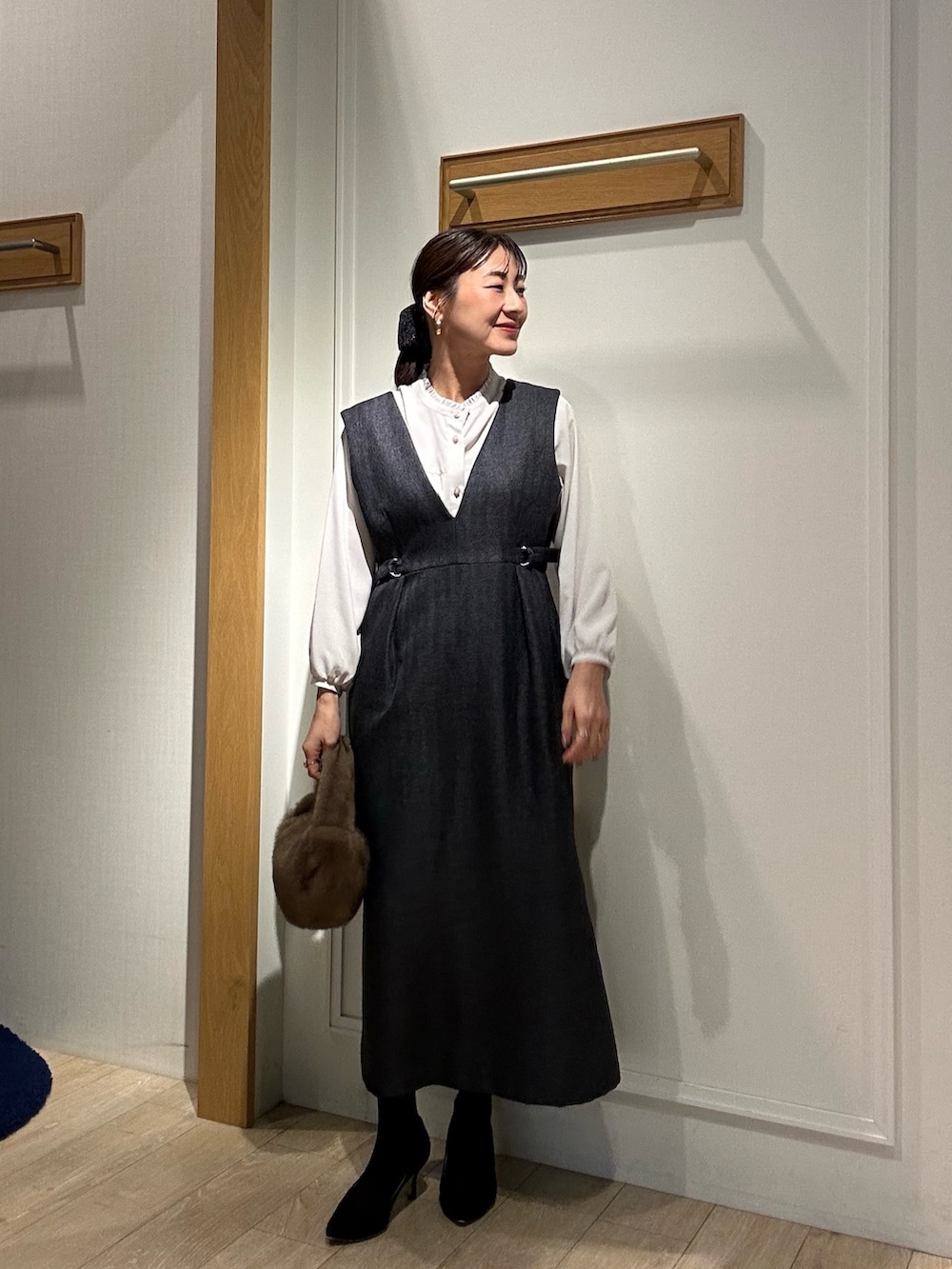 ベージュ系のシャツ/ブラウス、グレー系のワンピース、ホワイト系のカーディガン/ボレロを着用したレディースの秋コーディネートの4枚目の写真