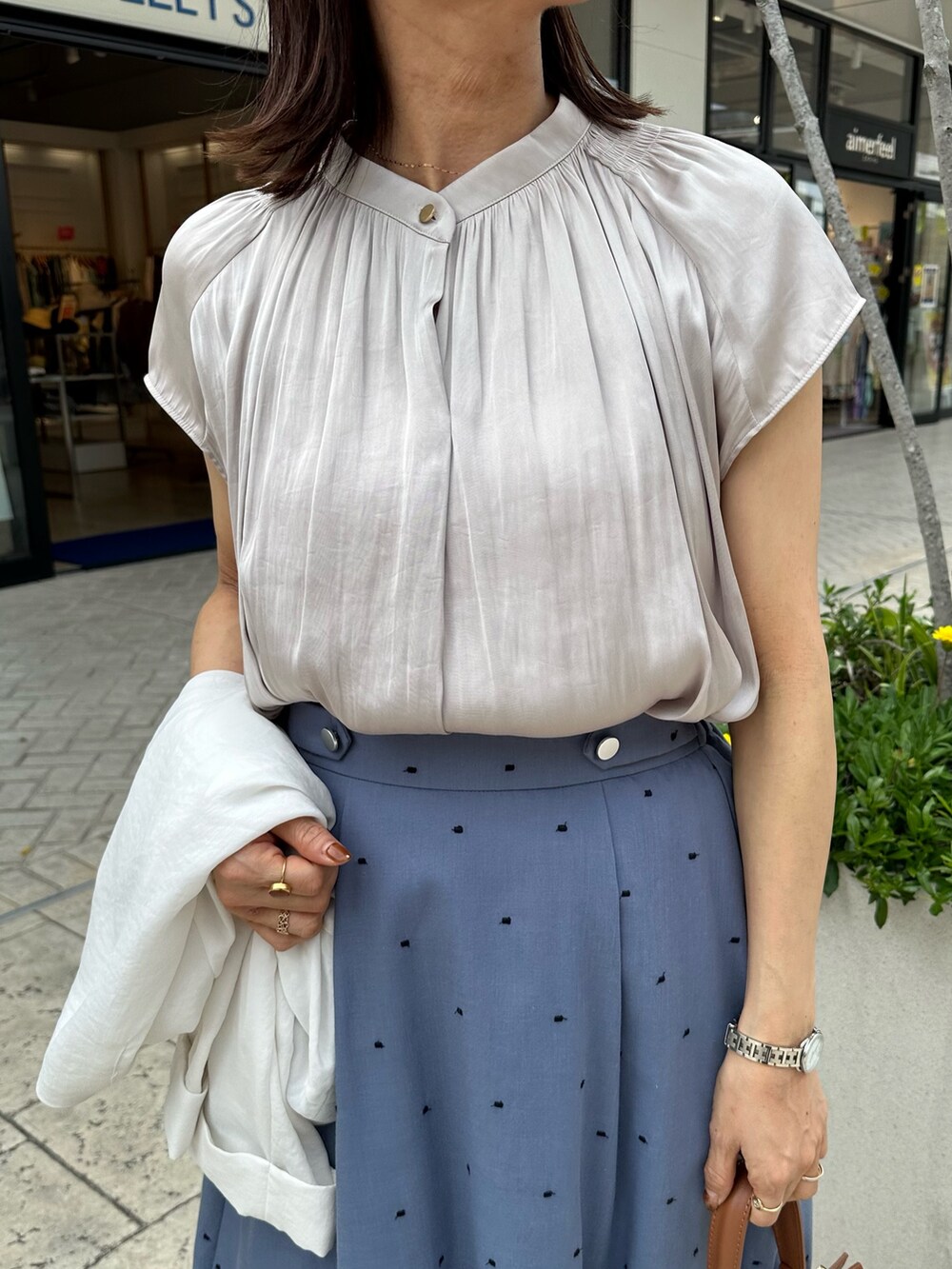 「サンダル、お出かけコーデ、低身長コーデ、シンプルスタイル、初夏コーデ、おでかけコーデ、ママファッション、カラーコーデ、通勤コーデ、低身長女子、通勤スタイル、ジャケットスタイル、ジャケットコーデ、ドットスカート、40代ファッション」|「MICO COULIERのポリワッシャーカルゼZIPアップジャケット(ブルゾン、ホワイト系)」を使った、daimonさん(レディース・154cm)の春コーディネートの8枚目の写真
