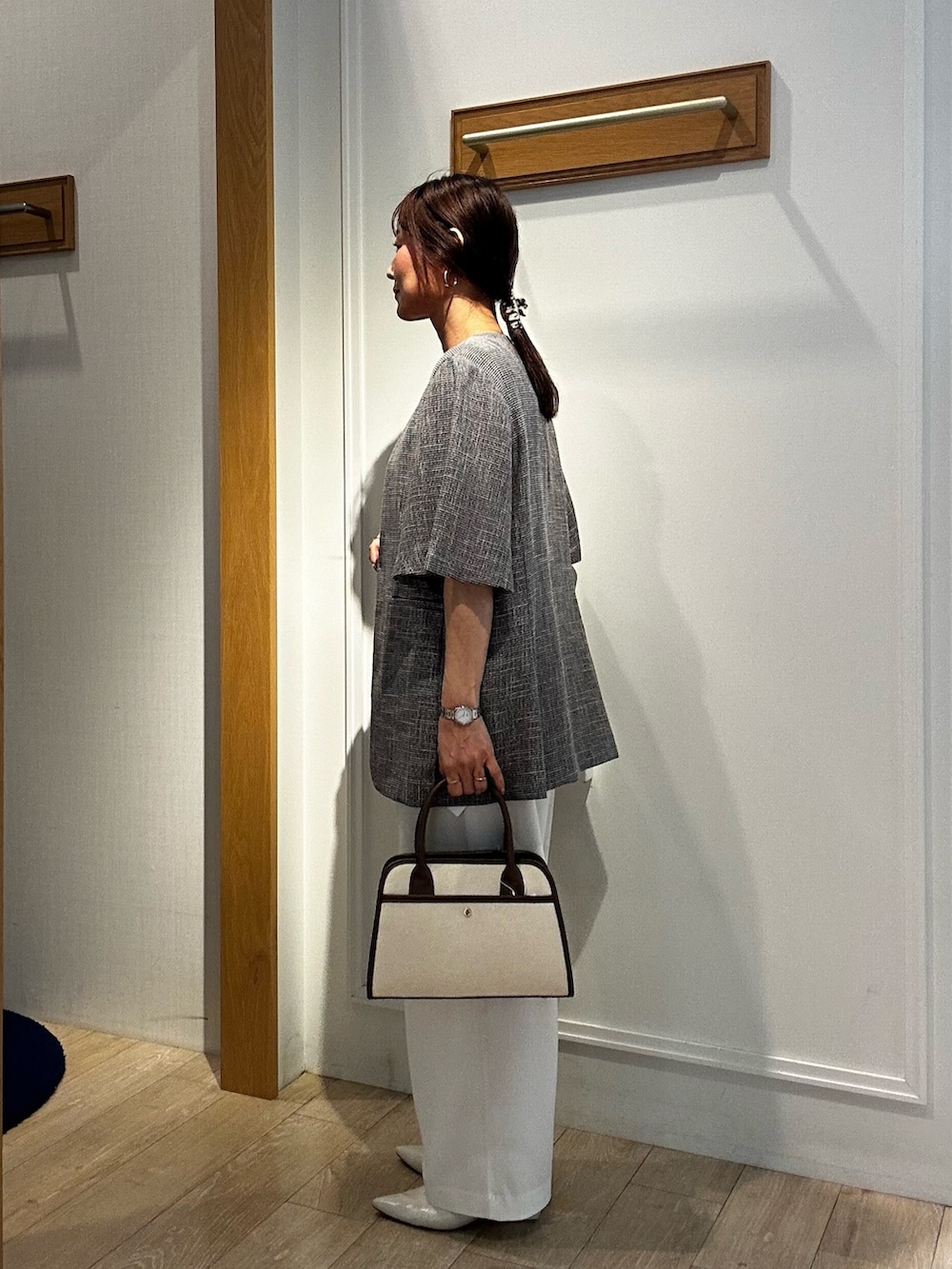 グレー系のノーカラージャケット、グレー系のTシャツ/カットソー、ホワイト系のその他パンツを着用したレディースの春コーディネートの2枚目の写真