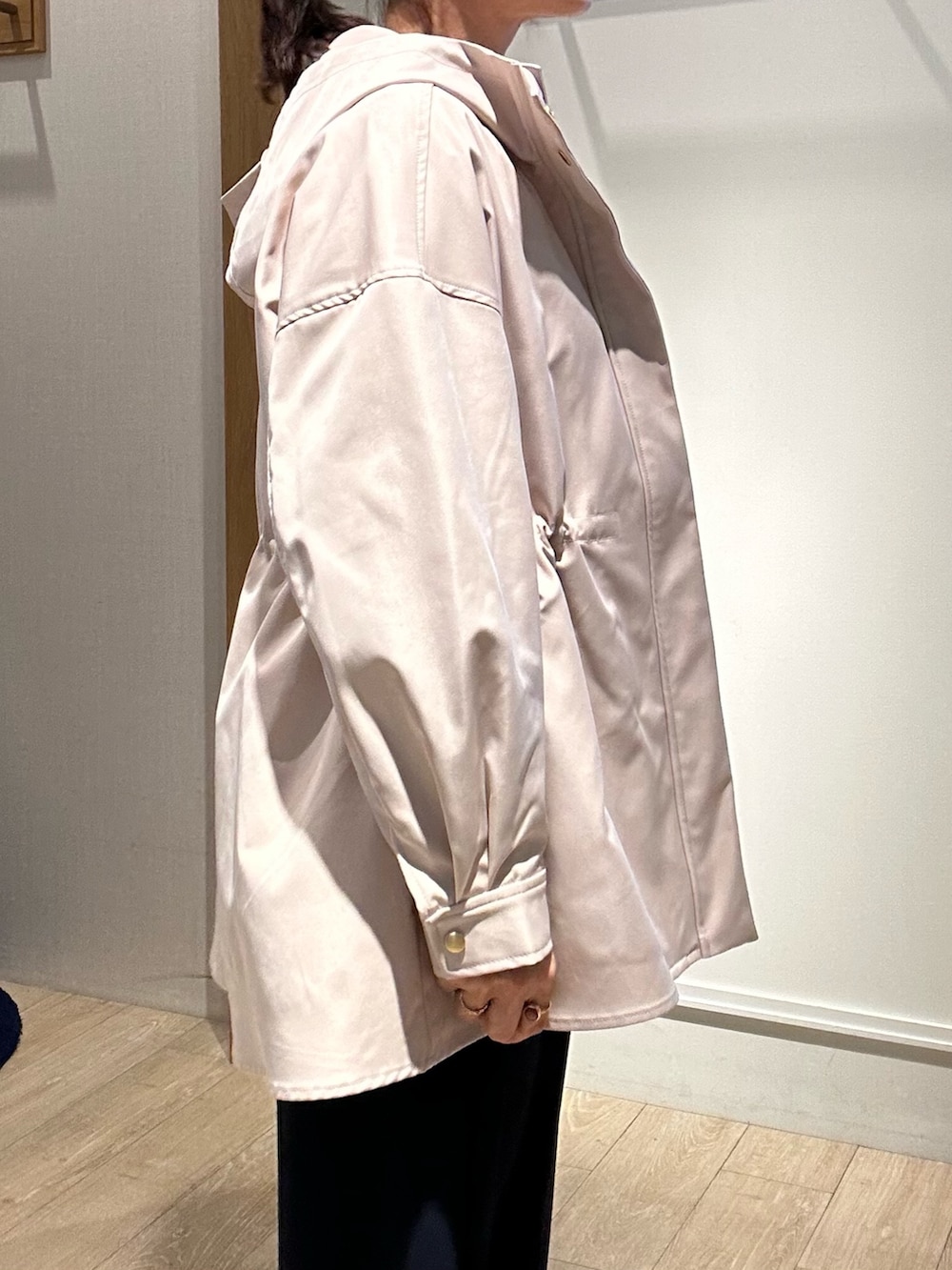 ブラック系のバッグ、ベージュ系のブルゾン、ホワイト系のニット/セーターを着用したレディースの春コーディネートの6枚目の写真