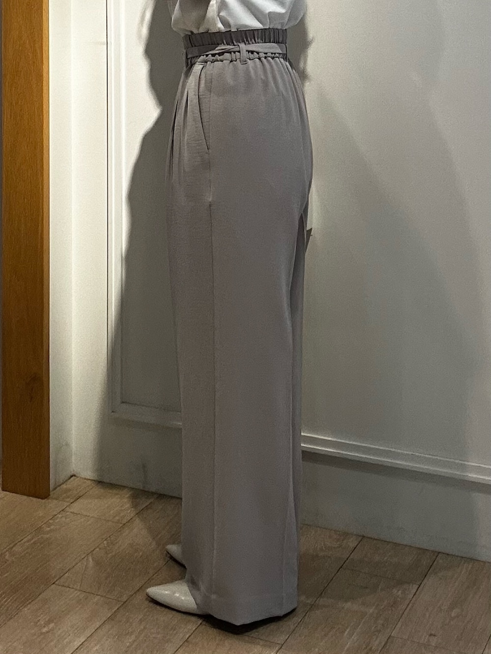 イエロー系のカーディガン/ボレロ、ホワイト系のTシャツ/カットソー、ベージュ系のその他パンツを着用したレディースの春コーディネートの8枚目の写真