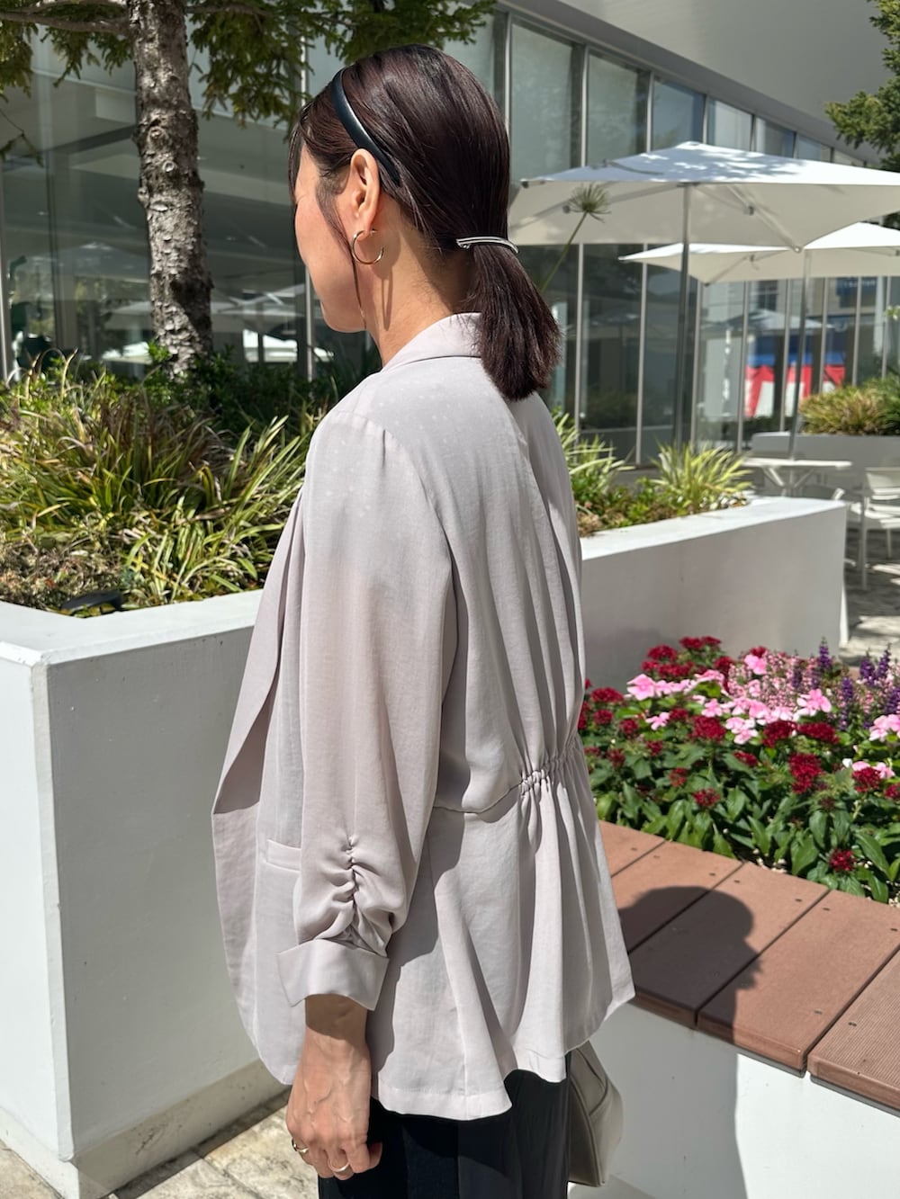 ベージュ系のテーラードジャケット、ブラック系のシャツ/ブラウス、ベージュ系のボストンバッグを着用したレディースの夏コーディネートの5枚目の写真