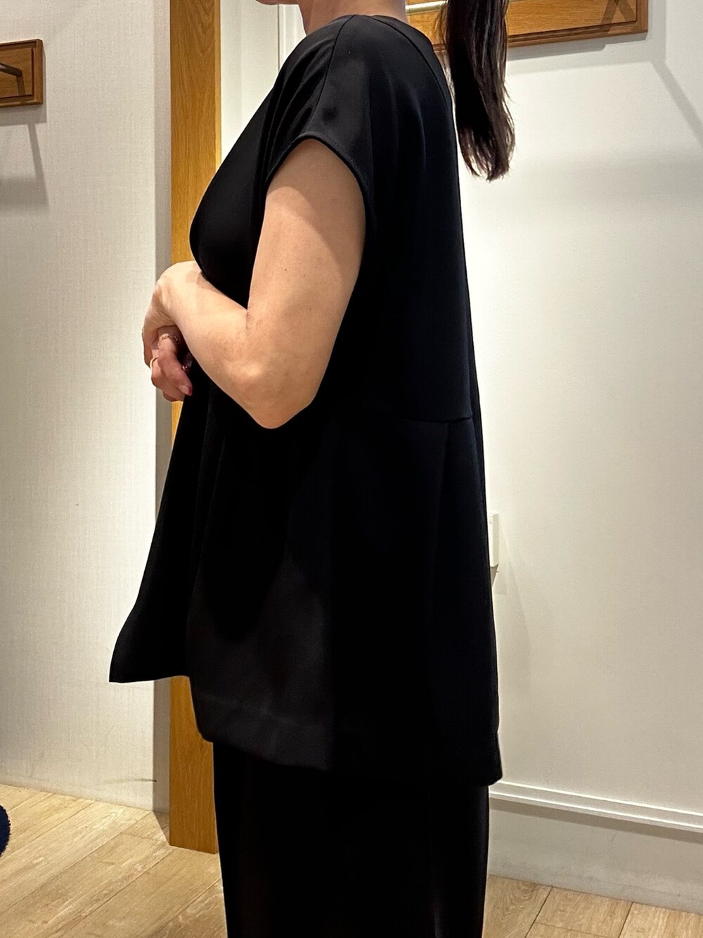 ベージュ系のショルダーバッグ、ブルー系のシャツ/ブラウス、ブラウン系のその他パンツを着用したレディースの夏コーディネートの5枚目の写真