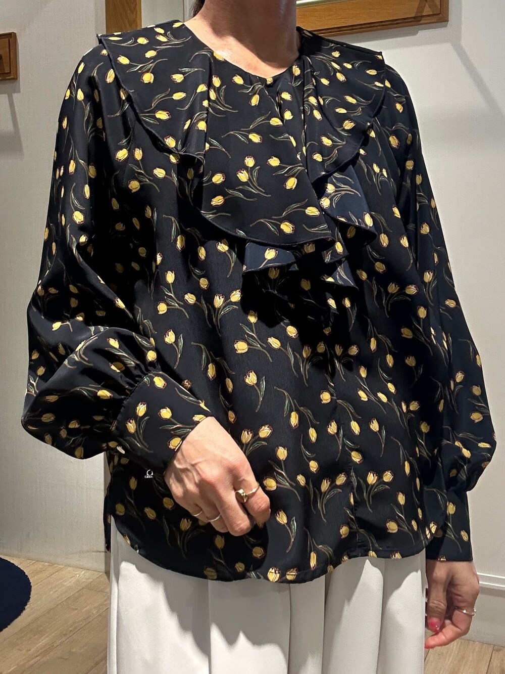 ブルー系のシャツ/ブラウス、ホワイト系のその他パンツ、グレー系のショルダーバッグを着用したレディースの春コーディネートの5枚目の写真