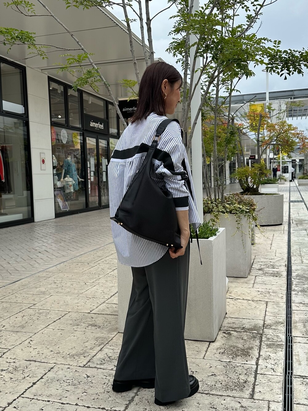 グレー系のその他パンツ、ホワイト系のシャツ/ブラウス、ホワイト系のTシャツ/カットソーを着用したレディースの秋コーディネートの5枚目の写真