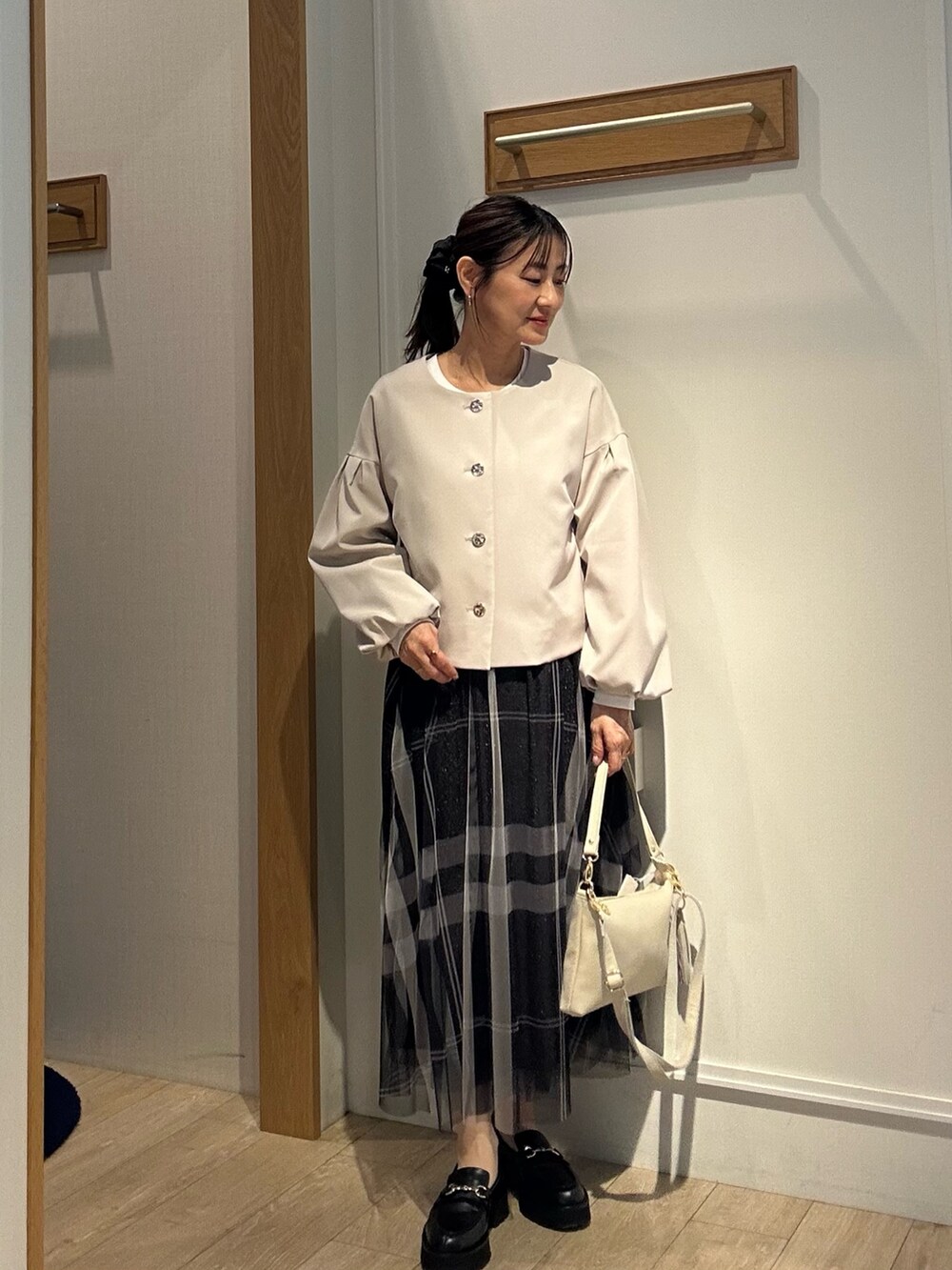 「オトナカジュアル、シンプルスタイル、きれいめコーディネート、低身長コーデ、キレイめ、Tシャツ、春、入園式コーデ、春コーデ、ジャケットコーデ、チェックスカート、チュールスカート、40代ファッション、40代コーデ」｜「NOLLEY'S LIGHTのアイテム（バッグ、ホワイト系）」を使った、daimonさん（骨格ナチュラル・レディース・154cm）の冬コーディネートの8枚目の写真