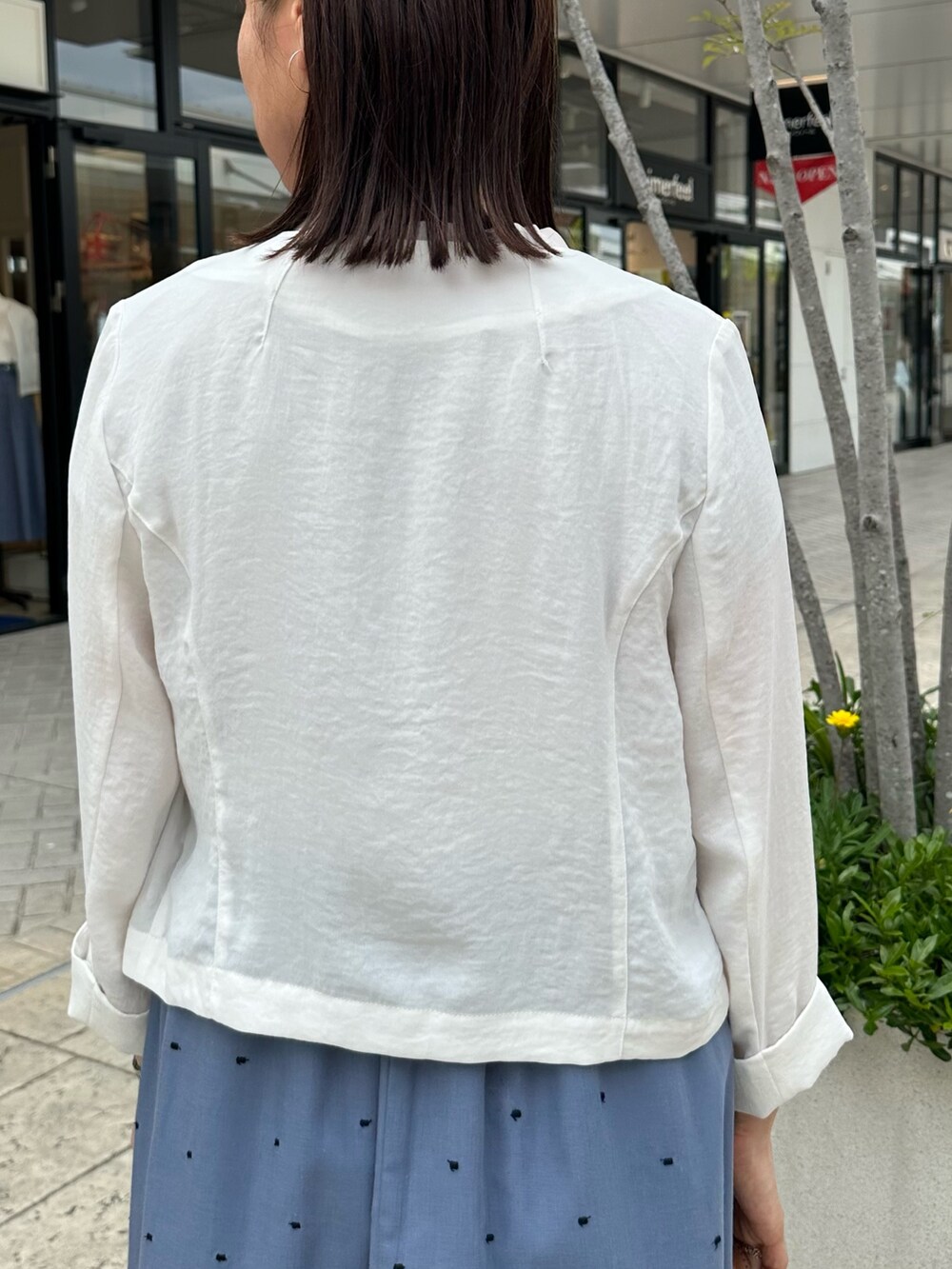 「サンダル、シャツスタイル、低身長コーデ、パンツコーデ、春夏コーデ、大人コーデ、低身長女子、150cm台コーデ、スラックスパンツ、キレイめコーデ、40代ファッション、通勤コーデ、通勤スタイル、お仕事コーデ、お仕事スタイル」|「MICO COULIERのポリワッシャーカルゼZIPアップジャケット(ブルゾン、ホワイト系)」を使った、daimonさん(レディース・154cm)の夏コーディネートの10枚目の写真