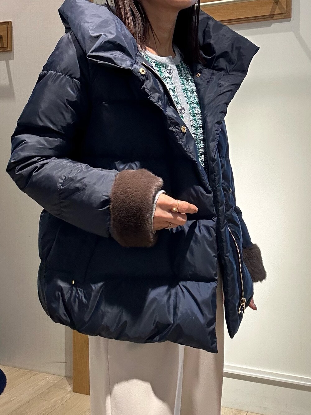 「冬アウター、おでかけコーデ、秋冬コーデ、シンフルコーデ、休日コーデ、キレイめ、カーディガン、低身長女子、お仕事コーデ、ダウン、ダウンジャケット、ダウンコート、ダウンコーデ、ツイード、ツイードジャケット」｜「MICO COULIERのハイストレッチジョーゼットパンツ（その他パンツ、ホワイト系）」を使った、daimonさん（骨格ナチュラル・レディース・154cm）の冬コーディネートの4枚目の写真