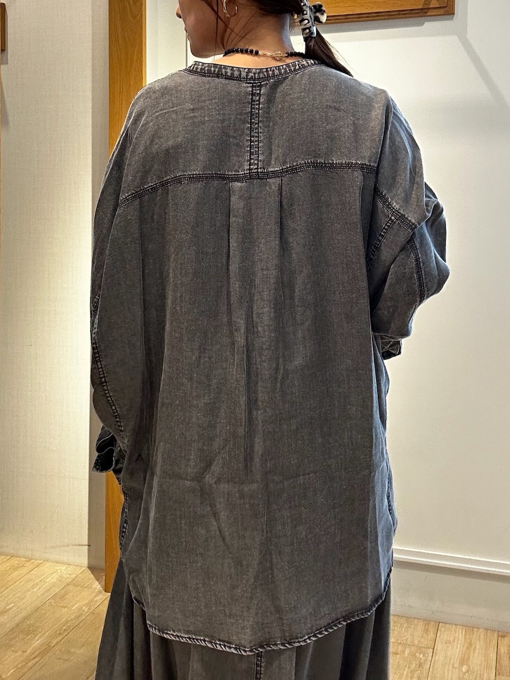 グレー系のシャツ/ブラウス、グレー系のスカート、ベージュ系のブルゾンを着用したレディースの夏コーディネートの8枚目の写真