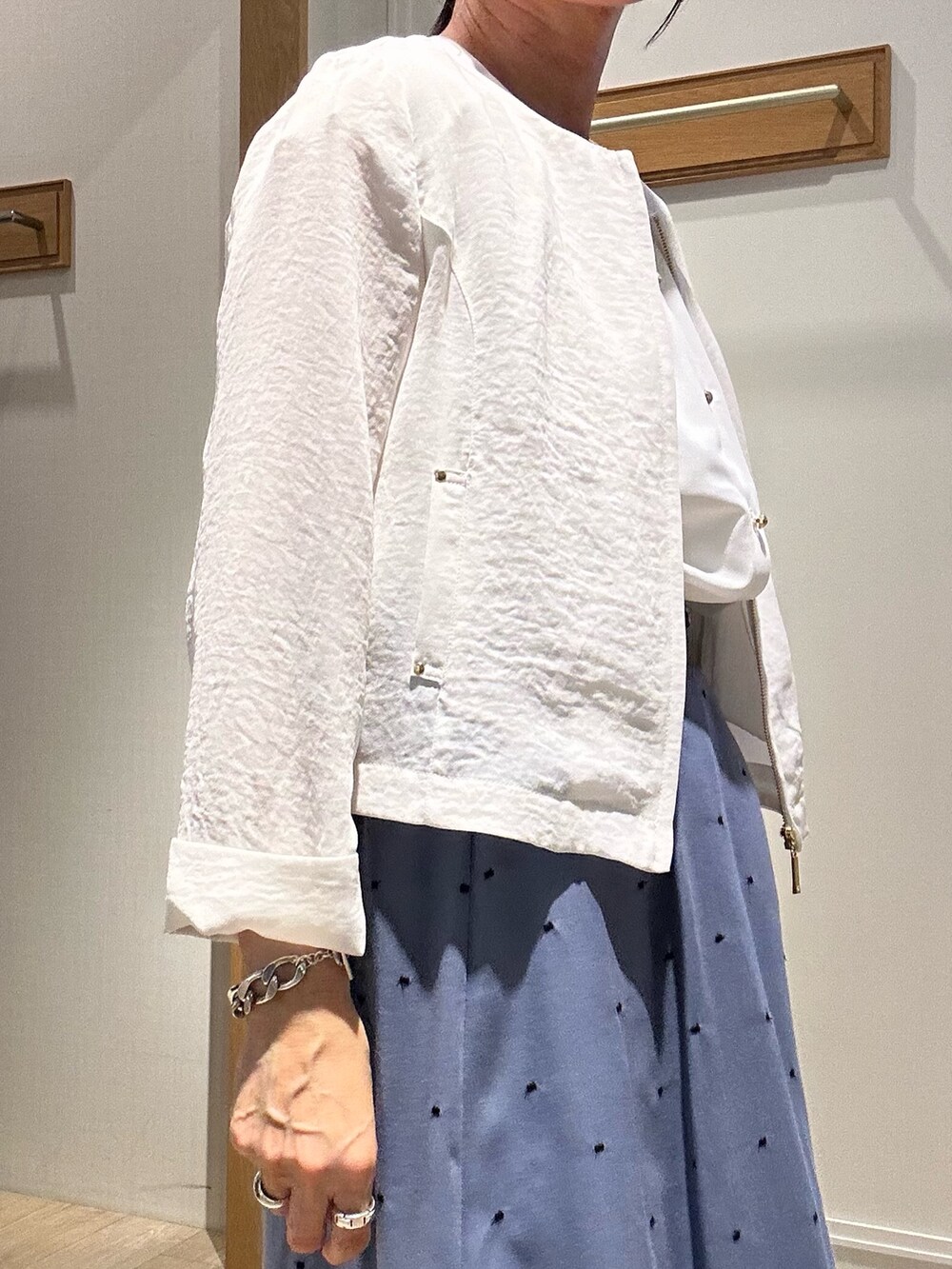 「白シャツ、白Tシャツ、夏ファッション、大人可愛い、春夏コーデ、スカートコーデ、シンプルスタイル、低身長女子、甘めカジュアル、オトナカジュアル、キレイめ、40代ファッション、ママファッション、低身長コーデ、通勤コーデ」|「MICO COULIERの刺繍ドットスカート(スカート、ブルー系)」を使った、daimonさん(レディース・154cm)の春コーディネートの5枚目の写真