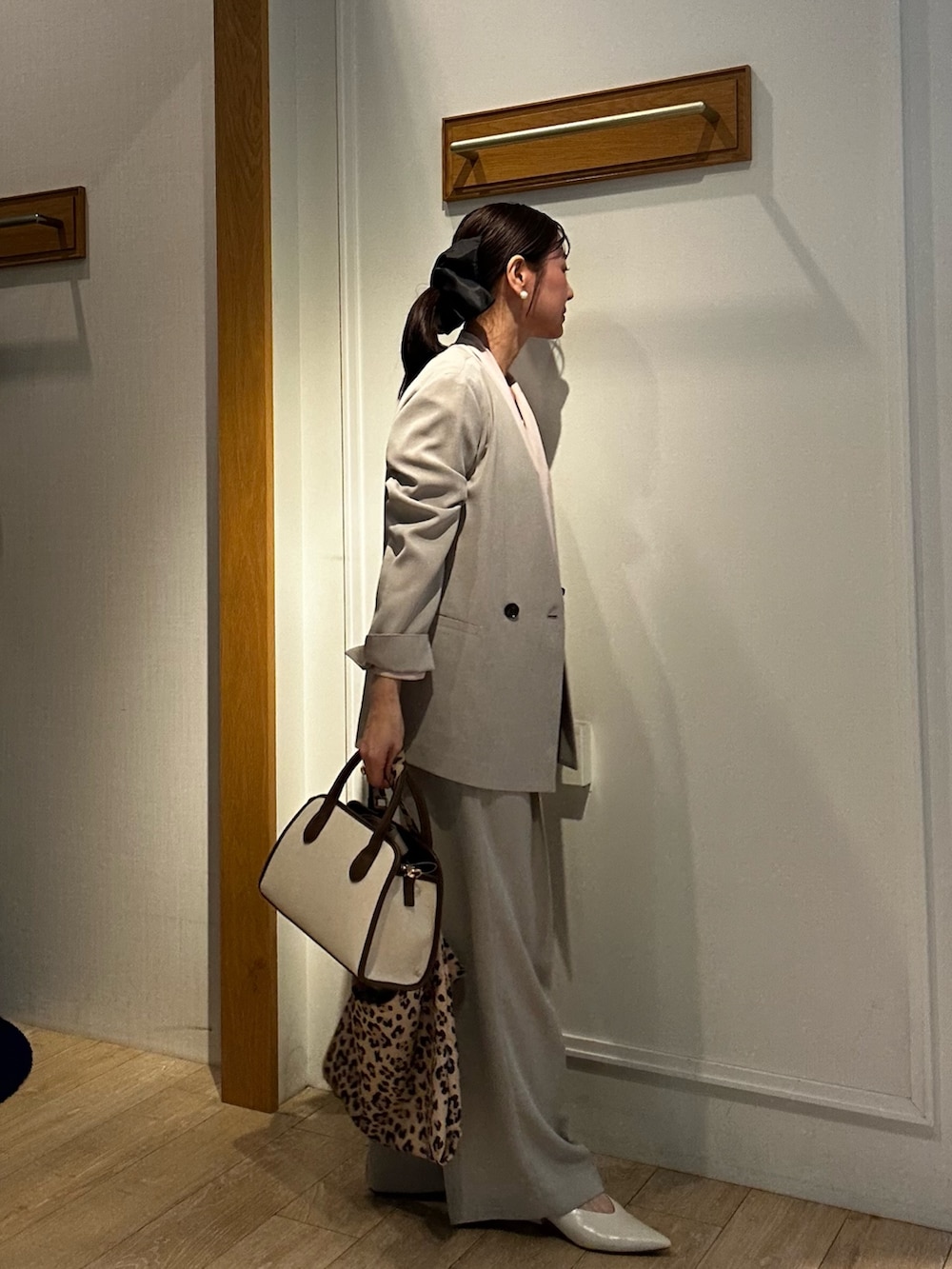 ピンク系のシャツ/ブラウス、ホワイト系のTシャツ/カットソー、ベージュ系のノーカラージャケットを着用したレディースの春コーディネートの2枚目の写真