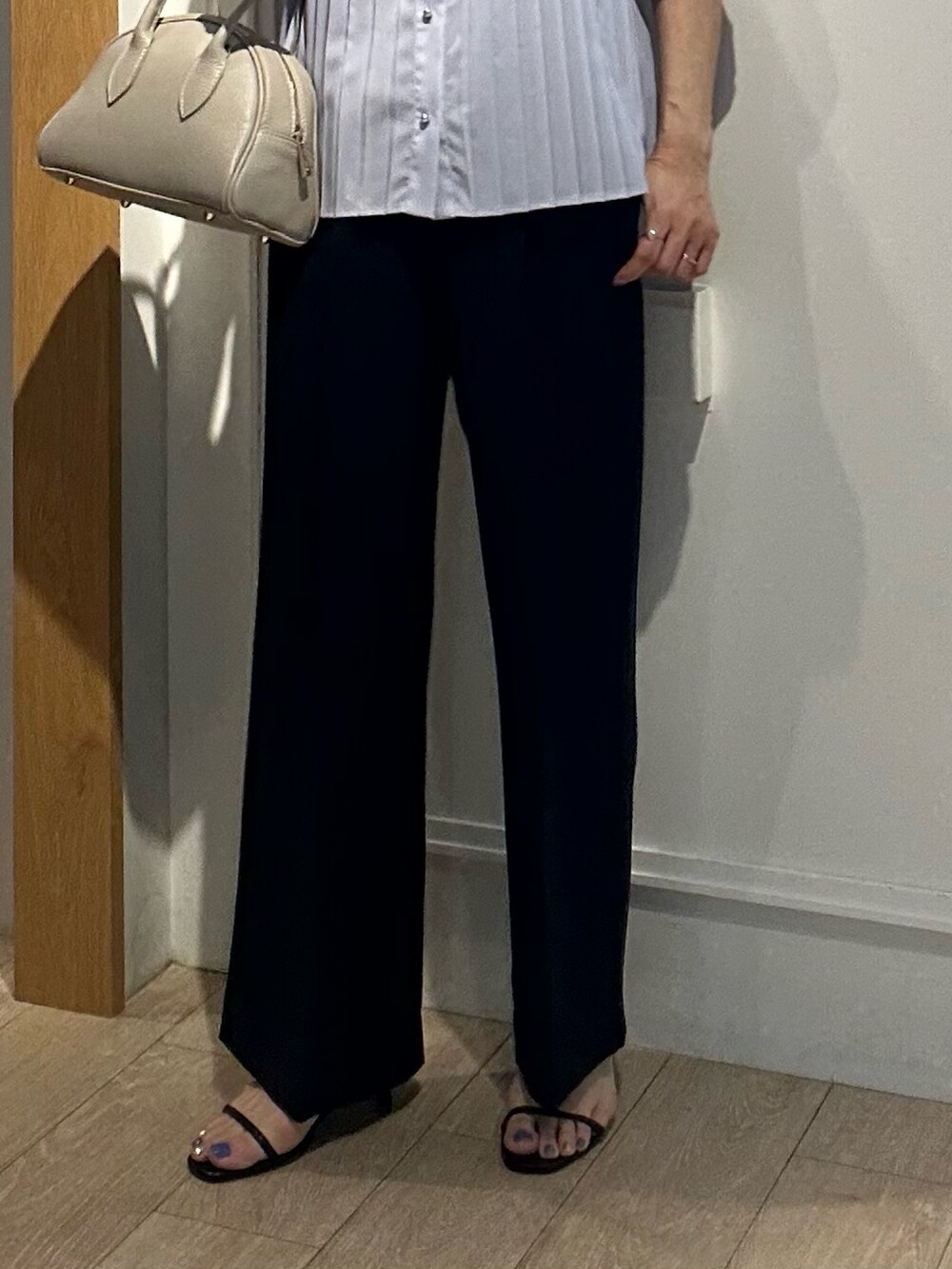 ブルー系のノーカラージャケット、ブルー系のシャツ/ブラウス、ブルー系のその他パンツを着用したレディースの夏コーディネートの10枚目の写真