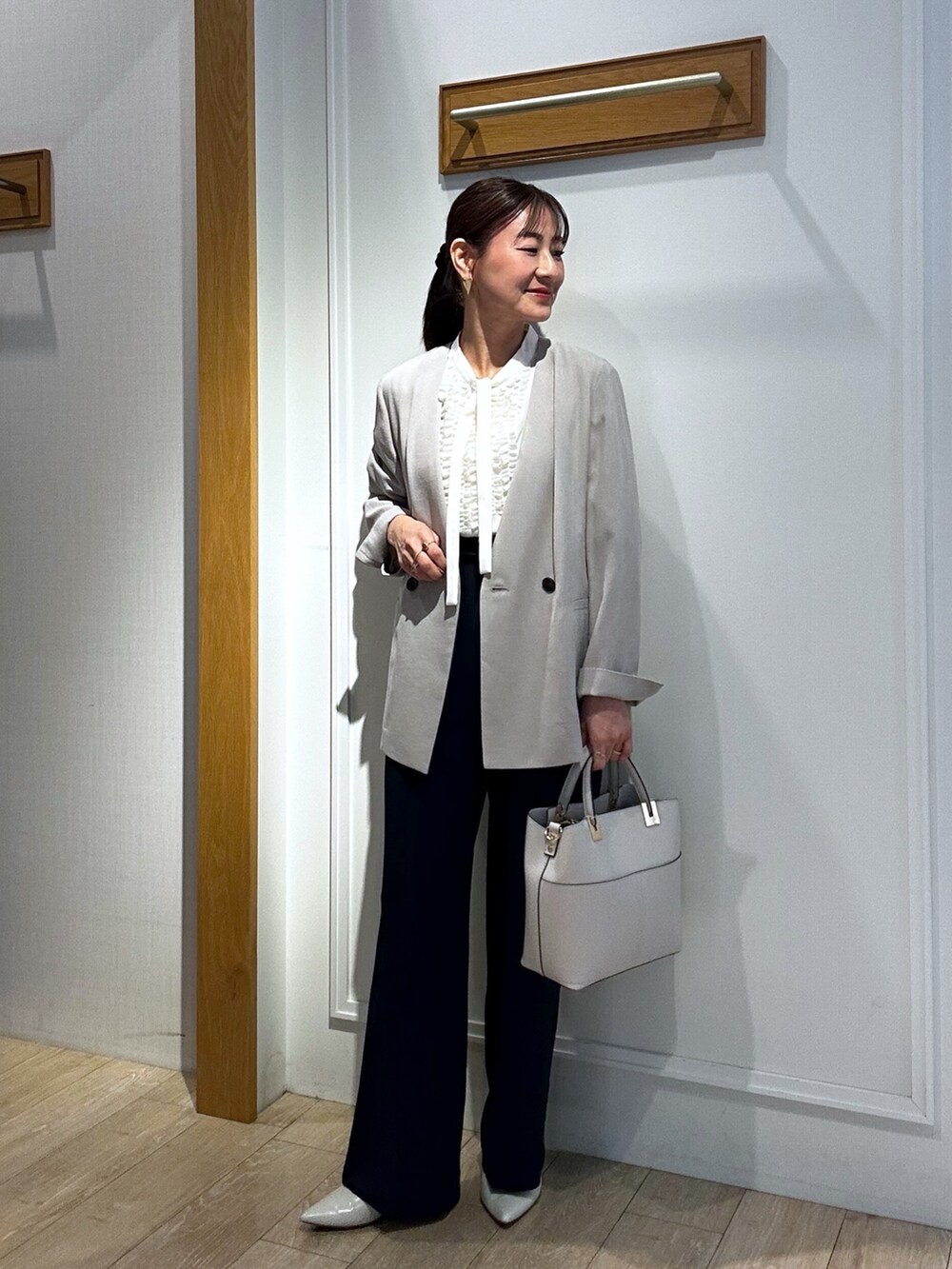 ホワイト系のシャツ/ブラウス、ベージュ系のノーカラージャケット、ブルー系のその他パンツを着用したレディースの春コーディネートの5枚目の写真