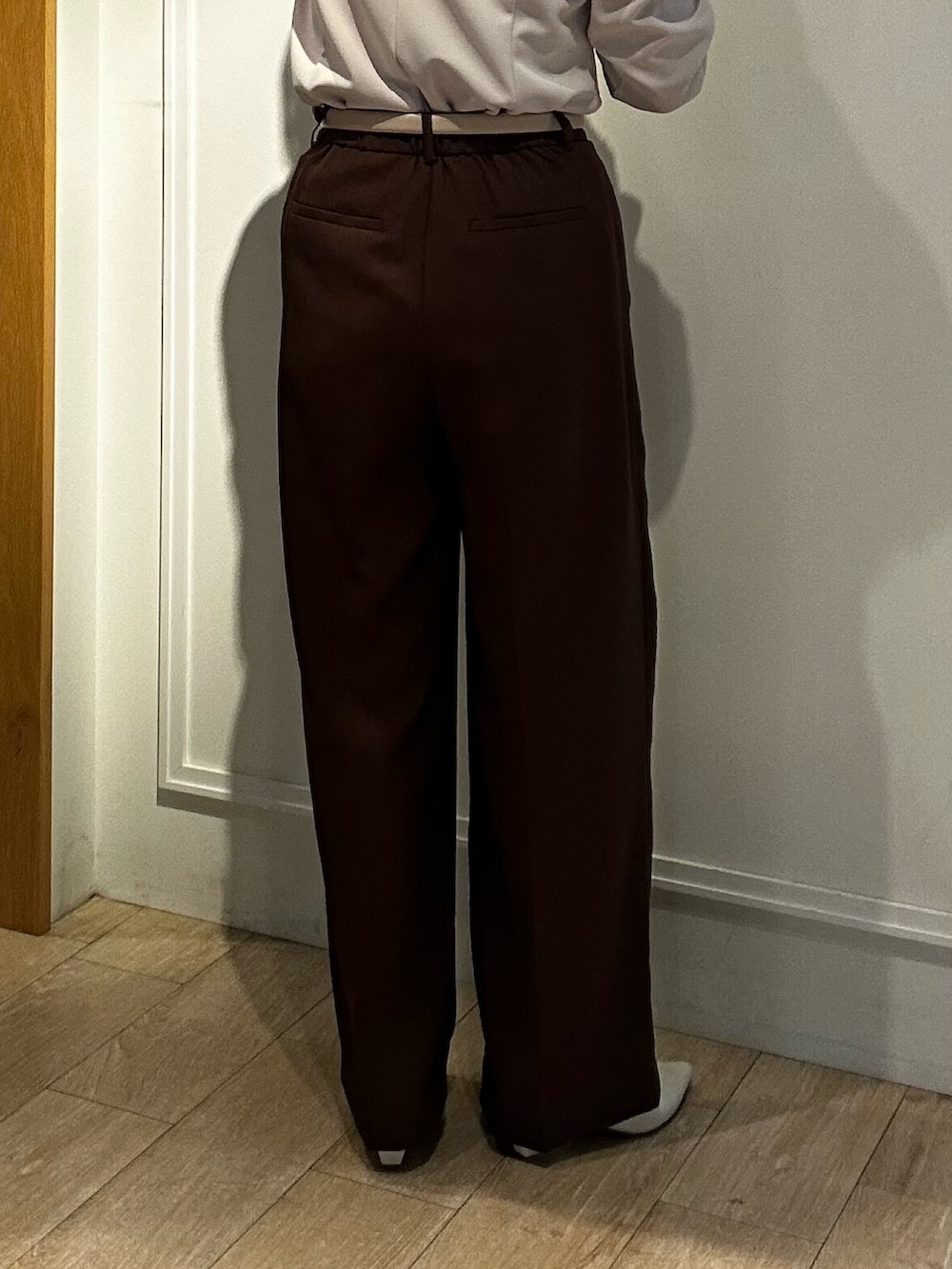 ブラウン系のその他パンツ、ベージュ系のシャツ/ブラウス、ブラウン系のノーカラージャケットを着用したレディースの春コーディネートの10枚目の写真