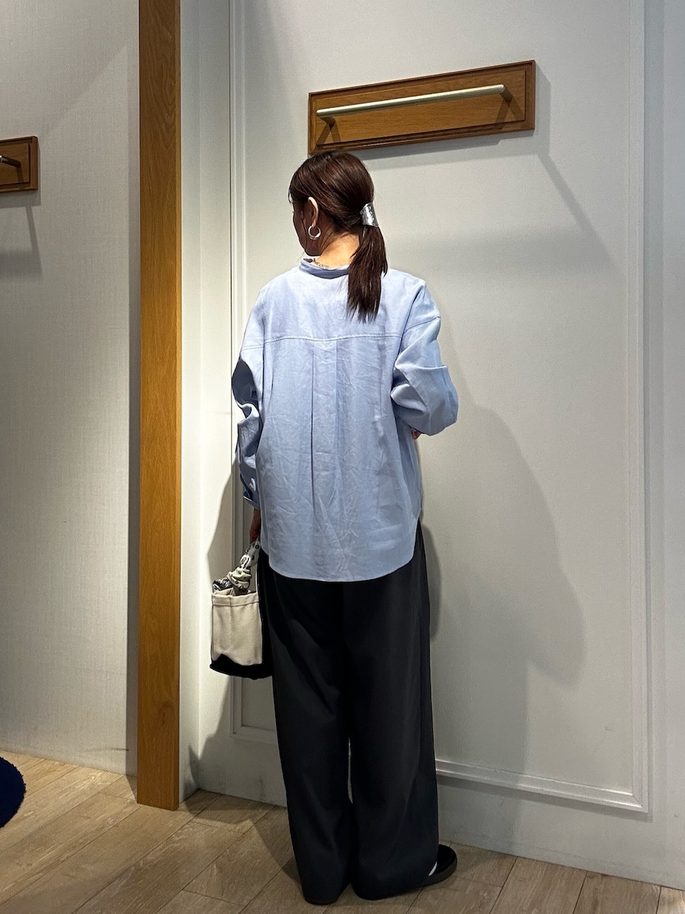 ブルー系のシャツ/ブラウス、グレー系のその他パンツ、ホワイト系のタンクトップを着用したレディースの春コーディネートの6枚目の写真