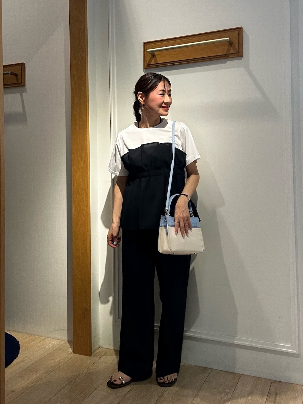 ブルー系のシャツ/ブラウス、ブラウン系のテーラードジャケット、ブルー系のショルダーバッグを着用したレディースの夏コーディネートの7枚目の写真