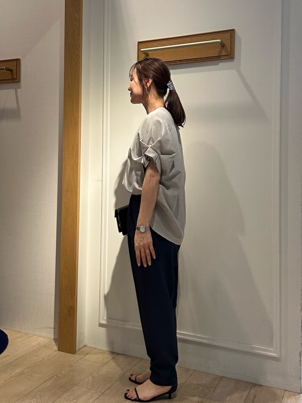 ベージュ系のシャツ/ブラウス、ブルー系のその他パンツ、ブラック系のショルダーバッグを着用したレディースの春コーディネートの3枚目の写真