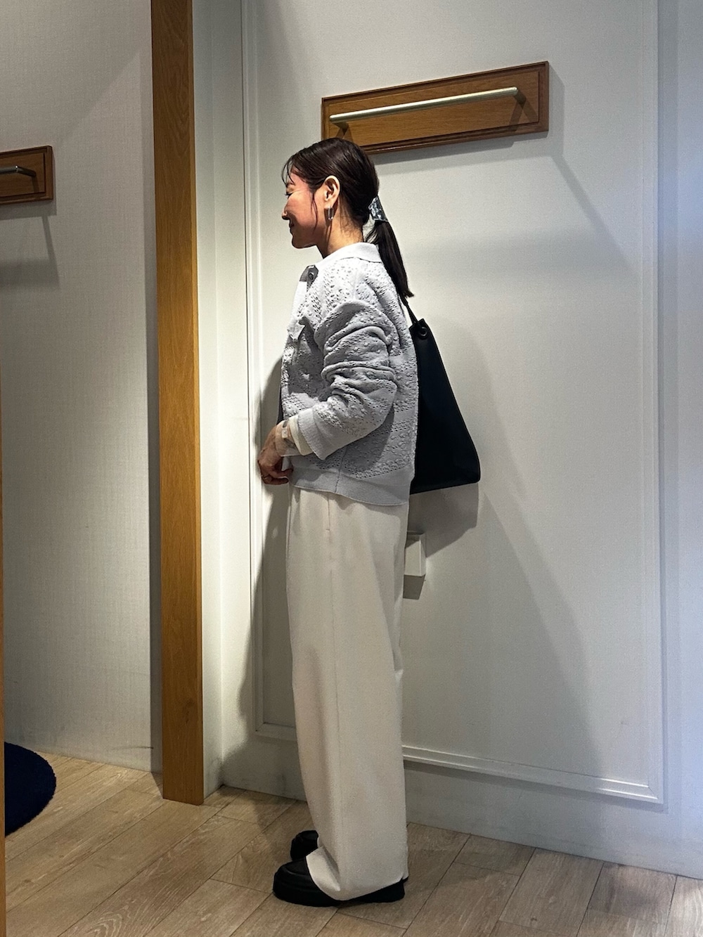 グレー系のカーディガン/ボレロ、ホワイト系のその他パンツ、ホワイト系のTシャツ/カットソーを着用したレディースの冬コーディネートの2枚目の写真