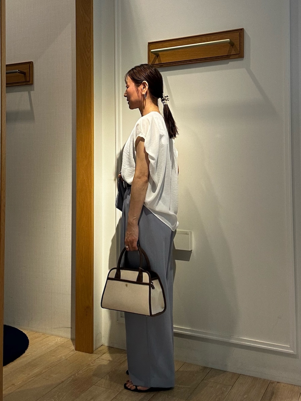 ホワイト系のシャツ/ブラウス、グレー系のダウンジャケット/コート、グレー系のその他パンツを着用したレディースの夏コーディネートの2枚目の写真