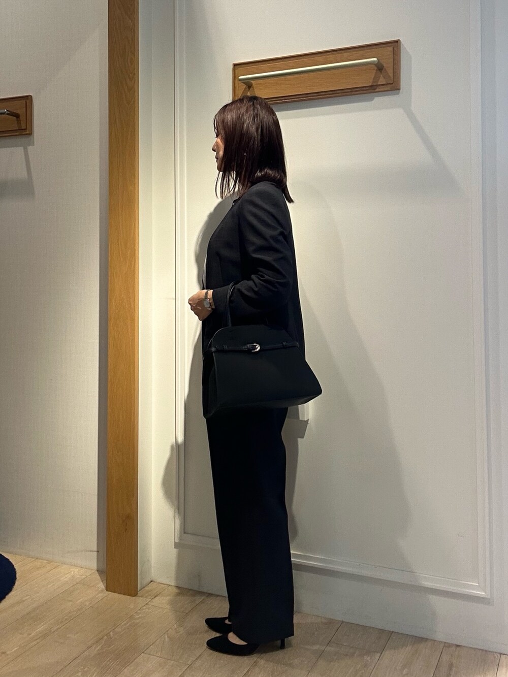 グレー系のノーカラージャケット、ホワイト系のシャツ/ブラウス、グレー系のその他パンツを着用したレディースの秋コーディネートの2枚目の写真