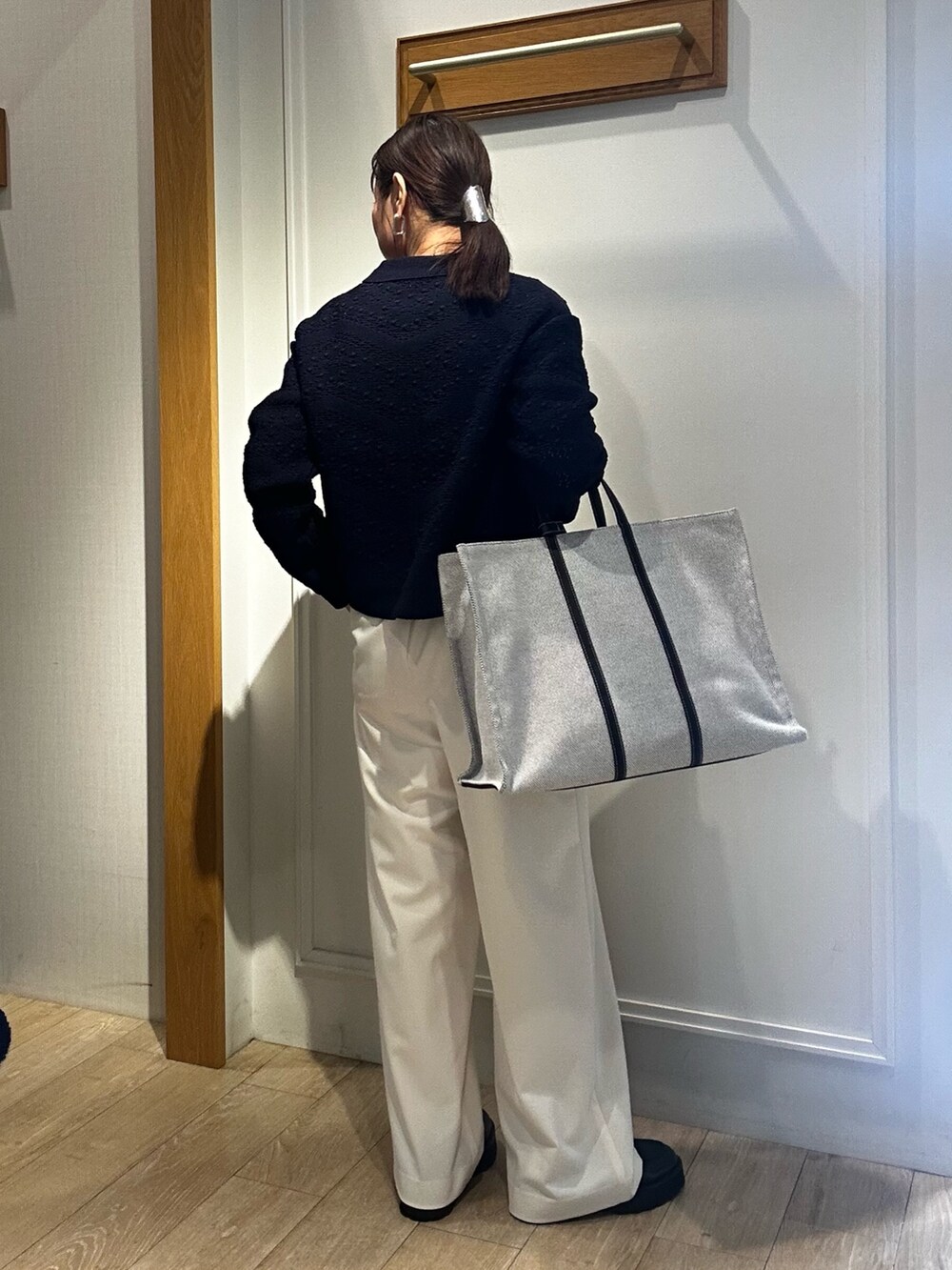 ブルー系のカーディガン/ボレロ、ホワイト系のTシャツ/カットソー、ホワイト系のその他パンツを着用したレディースの冬コーディネートの3枚目の写真