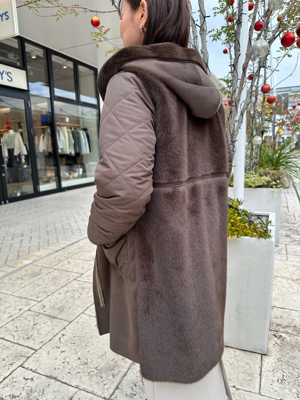 「キルティング、ロングコート、冬アウター、ママファッション、ブラウンコーデ、冬服、ムートンコート、ファーコート、ロングスカート、冬コーデ、40代ファッション、低身長コーデ、低身長女子、リバーシブルコート、リバーシブル」｜「MICO COULIERの《リバーシブル》フェイクムートンリバーシブルロングコート（ムートンコート、ブラウン系）」を使った、daimonさん（骨格ナチュラル・レディース・154cm）の冬コーディネートの5枚目の写真