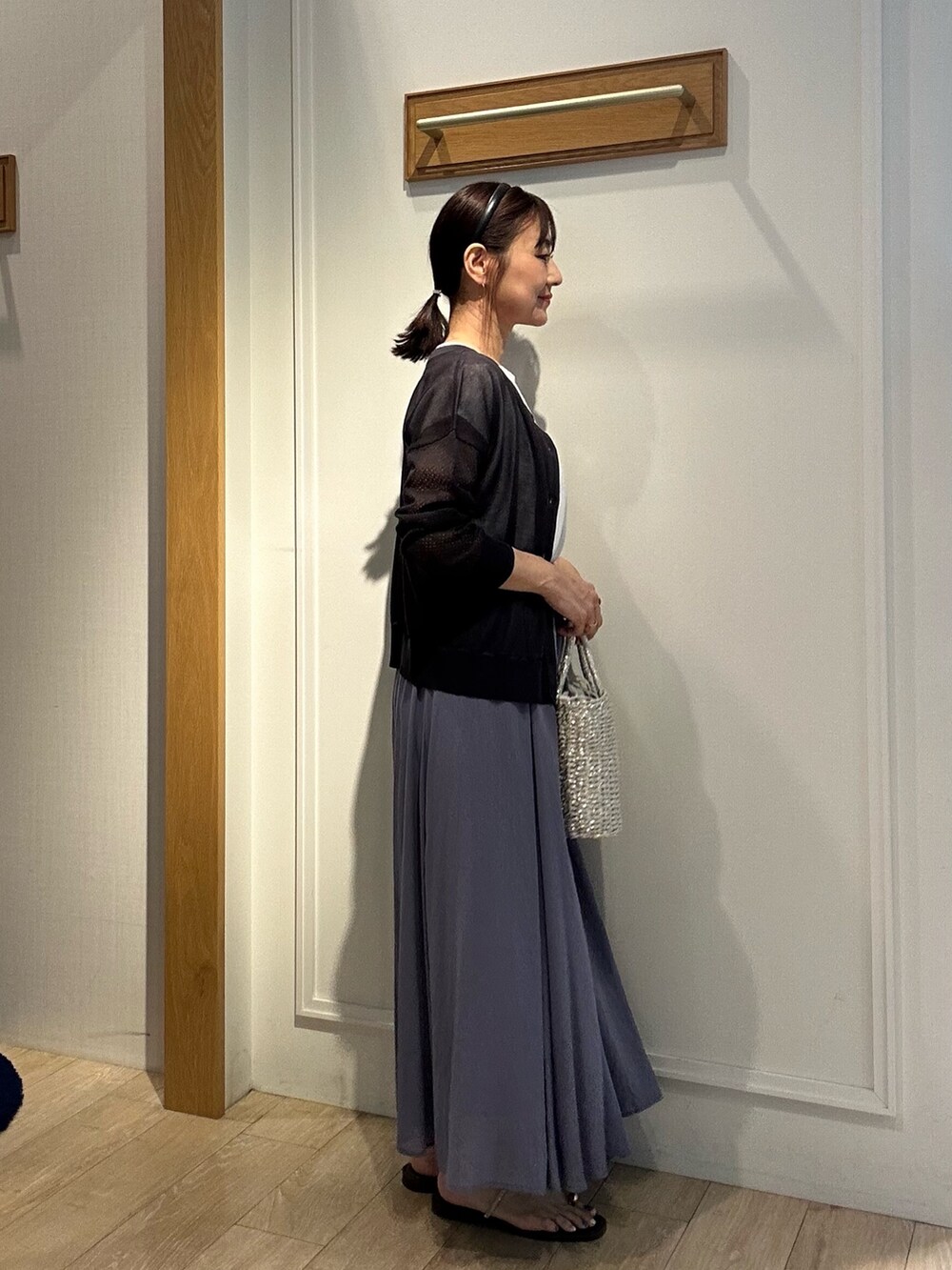 パープル系のスカート、グレー系のカーディガン/ボレロ、ホワイト系のシャツ/ブラウスを着用したレディースの夏コーディネートの5枚目の写真