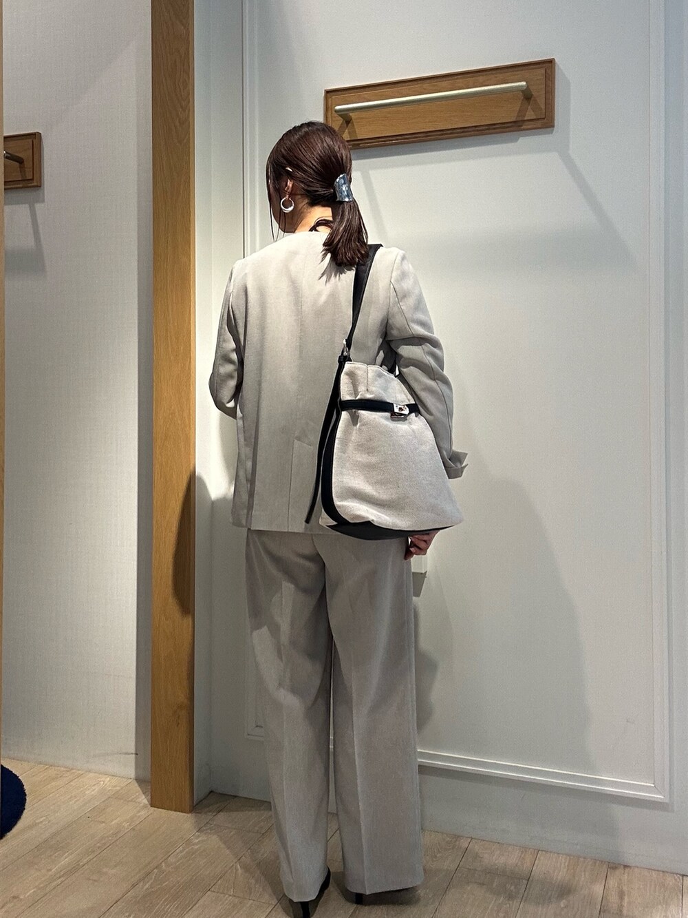 「春めき満開コーデ、春服、おでかけコーデ、ワントーンコーデ、初夏コーデ、ベージュ、ベージュコーデ、ベージュパンツ、お仕事、お仕事コーデ、パンツスタイル、パンツコーデ、パンツスーツ、低身長、低身長コーデ」｜「NOLLEY'S LIGHTの《セットアップ対応》UVカットライトツイル ノーカラージャケット（ノーカラージャケット、ベージュ系）」を使った、daimonさん（骨格ナチュラル・レディース・154cm）の春コーディネートの3枚目の写真
