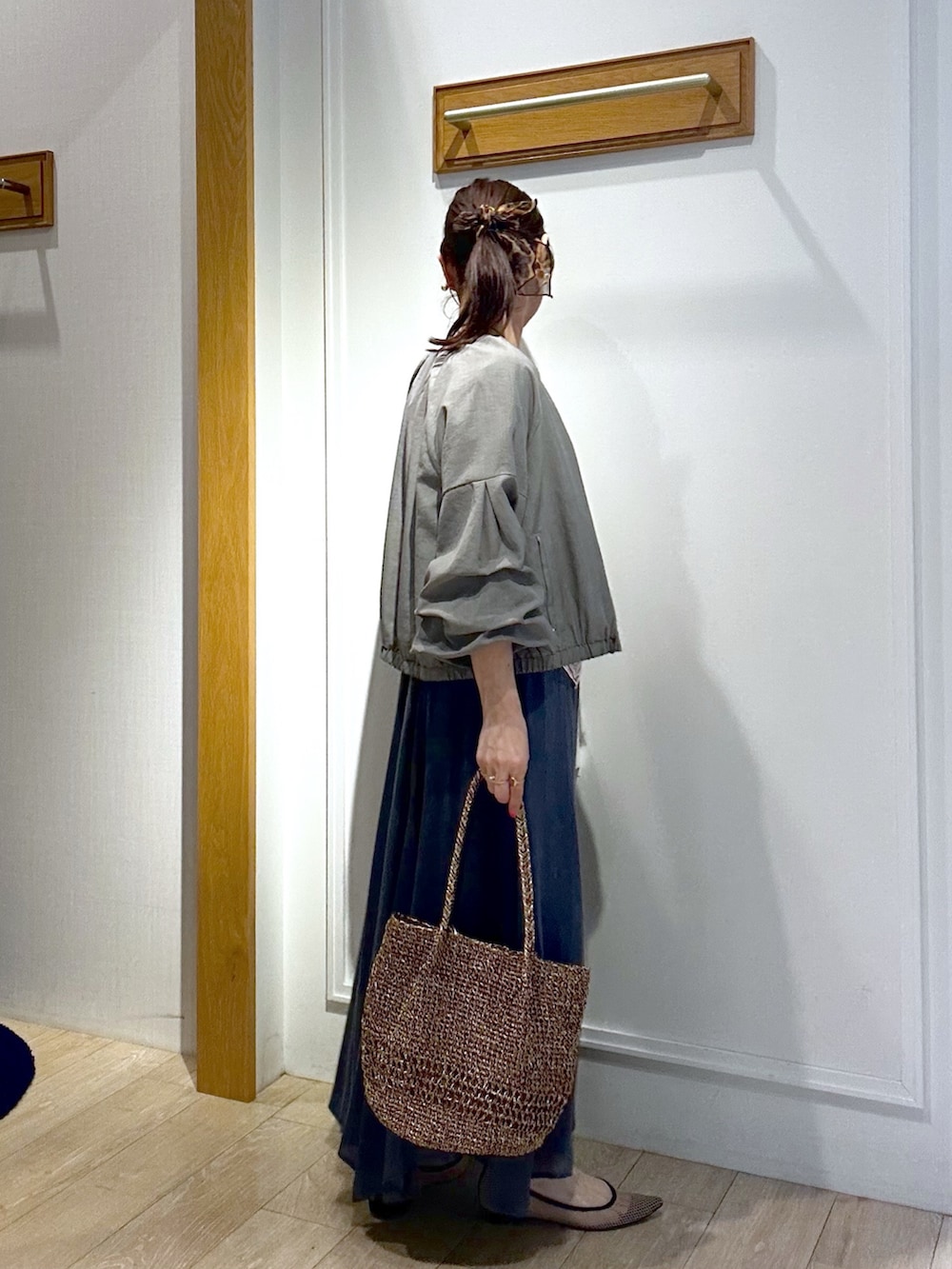 ホワイト系のTシャツ/カットソー、ブラック系のブルゾン、ブルー系のスカートを着用したレディースの春コーディネートの4枚目の写真