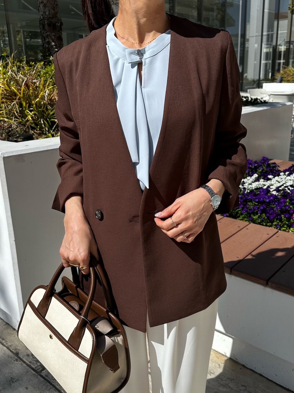 ブラウン系のノーカラージャケット、ブルー系のシャツ/ブラウス、ホワイト系のその他パンツを着用したレディースの春コーディネートの5枚目の写真