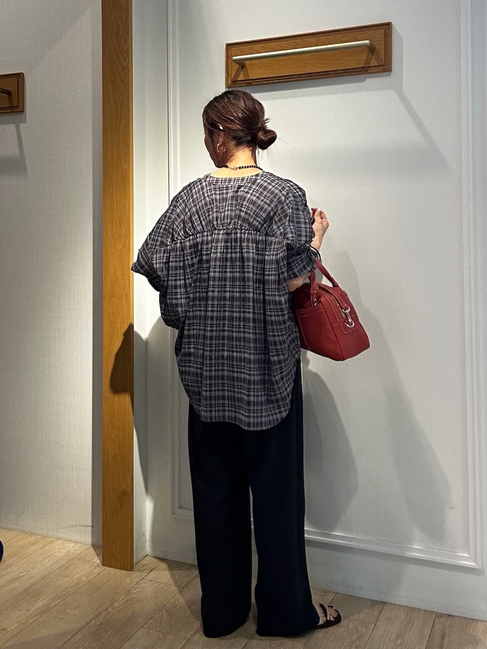 グレー系のシャツ/ブラウス、ブラウン系のその他パンツ、ブラック系のネックレスを着用したレディースの夏コーディネートの3枚目の写真