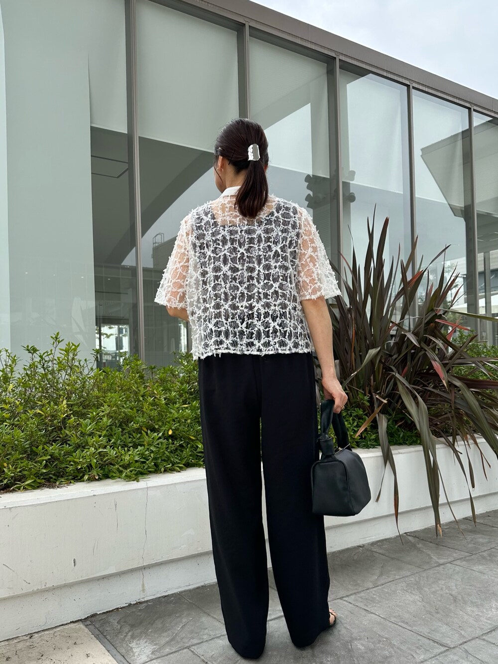 ブラック系のシャツ/ブラウス、グレー系のTシャツ/カットソー、ブラック系のその他パンツを着用したレディースの春コーディネートの4枚目の写真