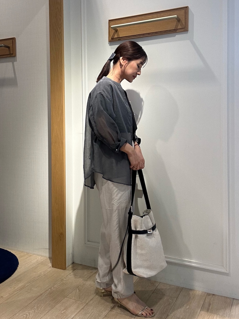 ベージュ系のその他パンツ、ブラック系のTシャツ/カットソー、グレー系のシャツ/ブラウスを着用したレディースの春コーディネートの2枚目の写真