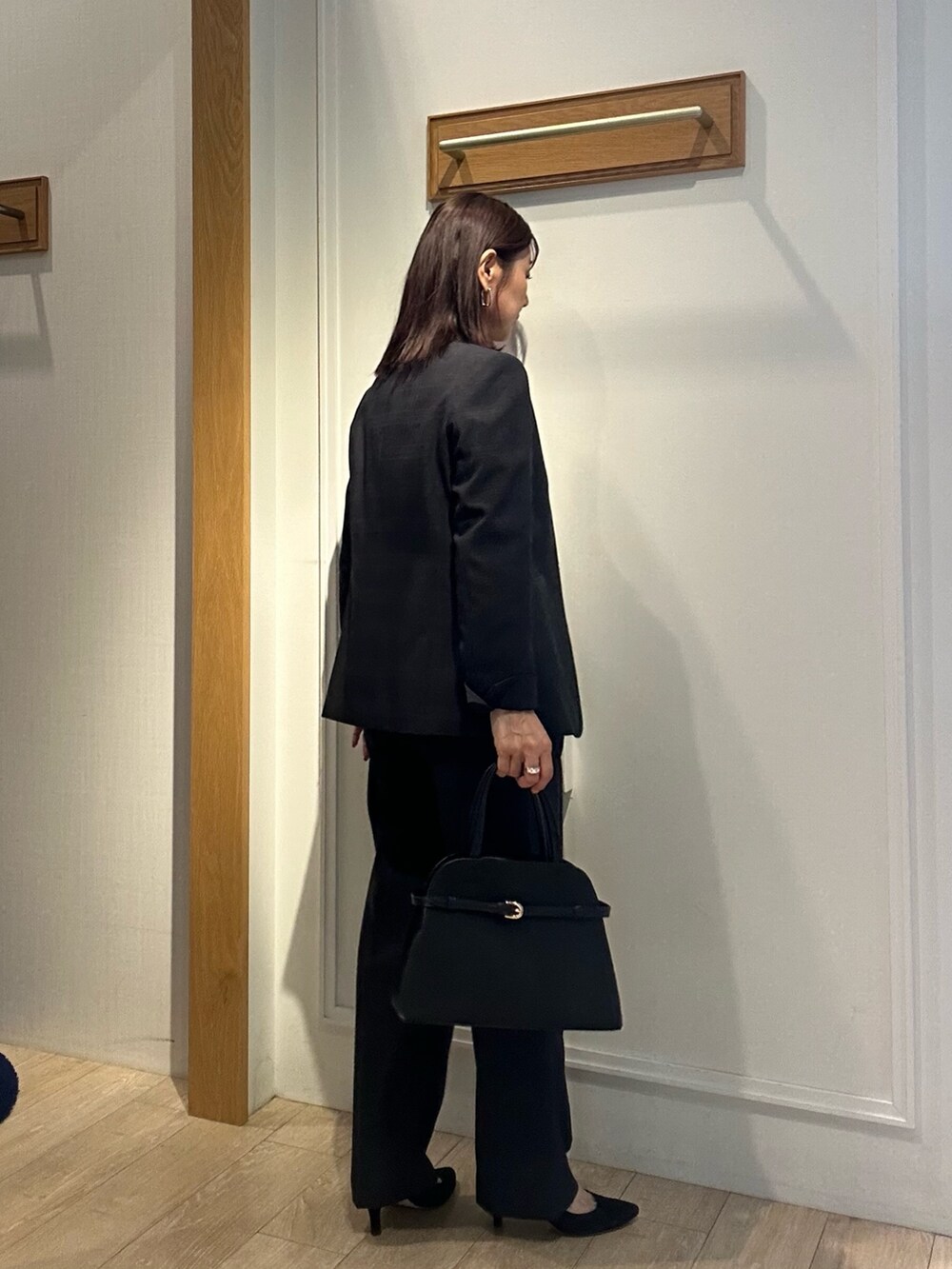 グレー系のノーカラージャケット、ホワイト系のシャツ/ブラウス、グレー系のその他パンツを着用したレディースの秋コーディネートの4枚目の写真